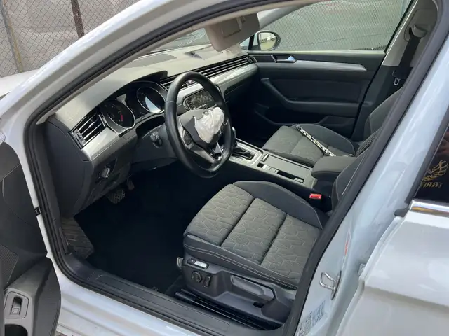 Volkswagen Passat view 15