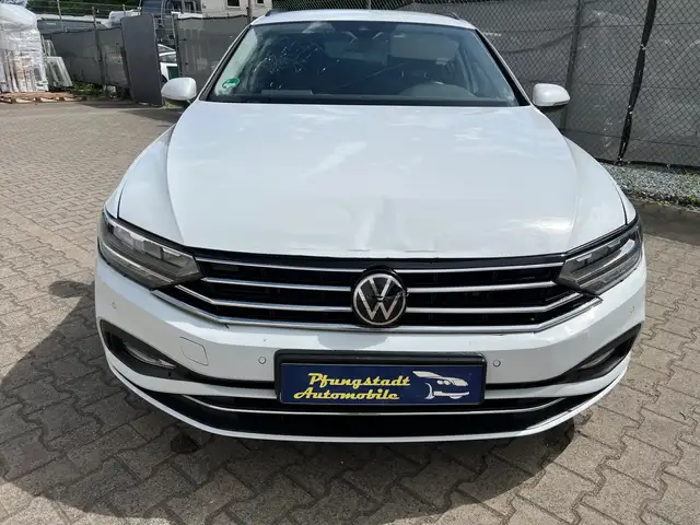 Volkswagen Passat view 3