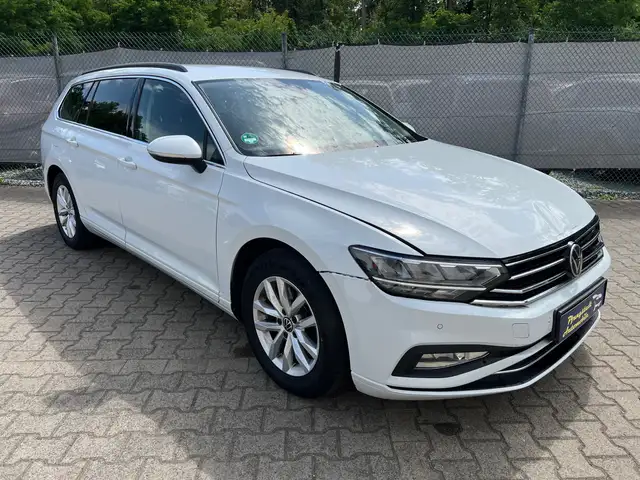 Volkswagen Passat view 4