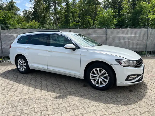 Volkswagen Passat view 5