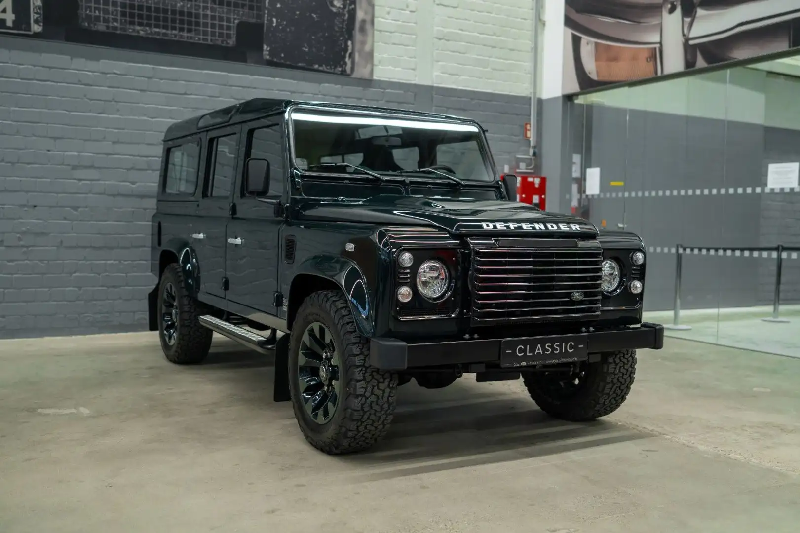 Land Rover Defender 110 WORKS V8  - Bespoke Grün - 2