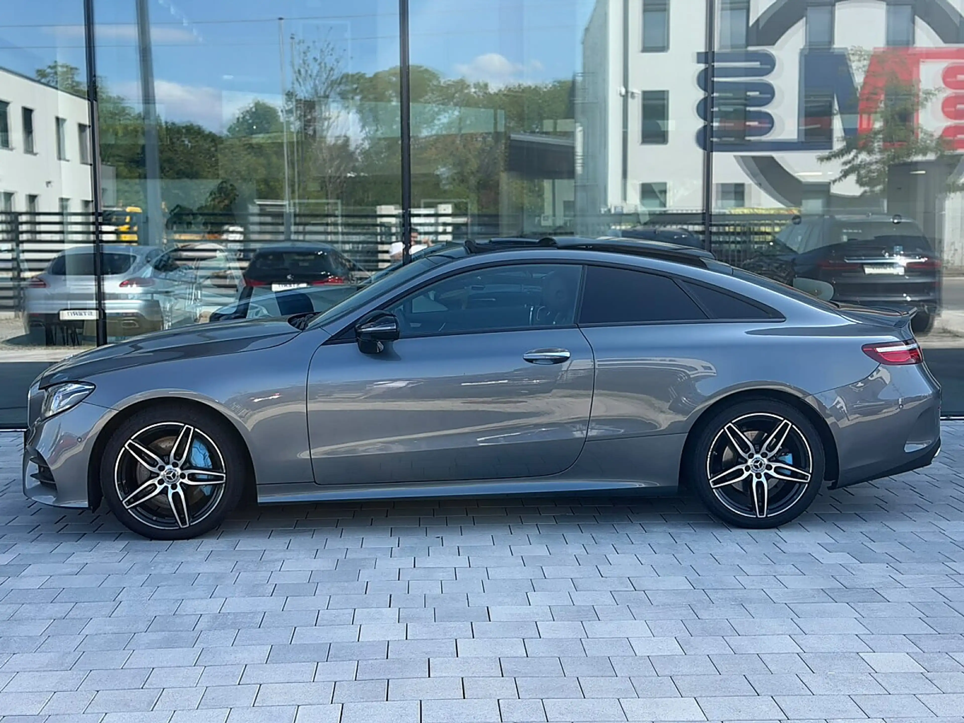 Mercedes-Benz E 350 Coupé Aut. AMG Line *STERNENHIMMELDACH* PANO* 360 — photo 2