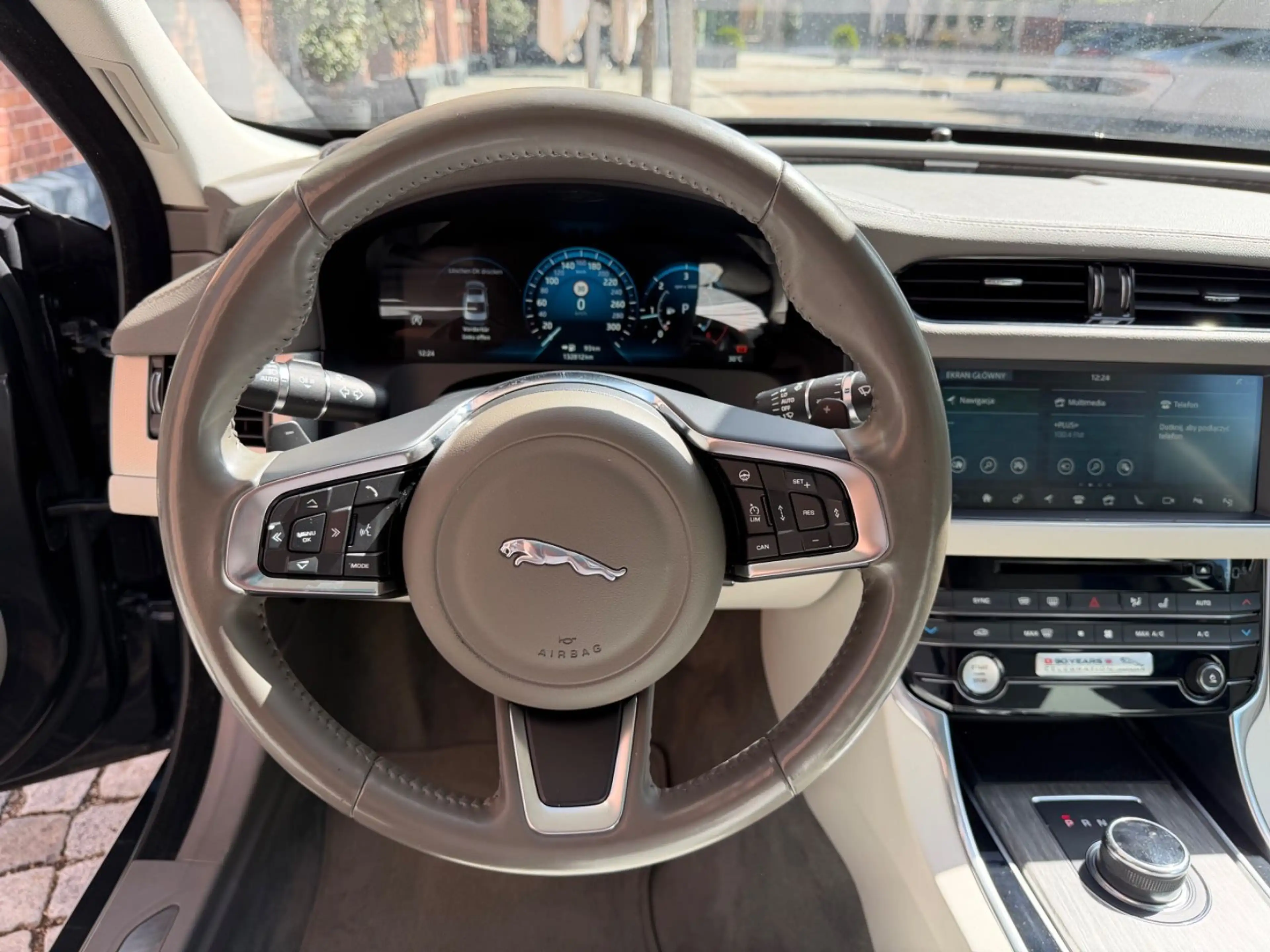 Jaguar XE Prestige AWD *Voll*Leder*Pano*HUD*360°*1.Hand — photo 12