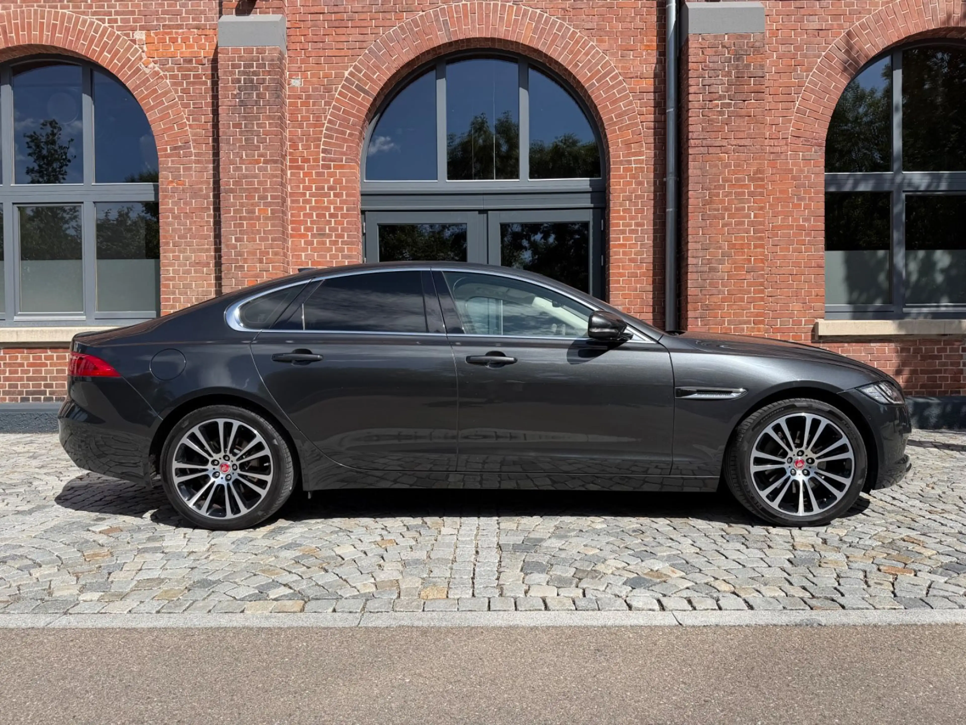 Jaguar XE Prestige AWD *Voll*Leder*Pano*HUD*360°*1.Hand — photo 2