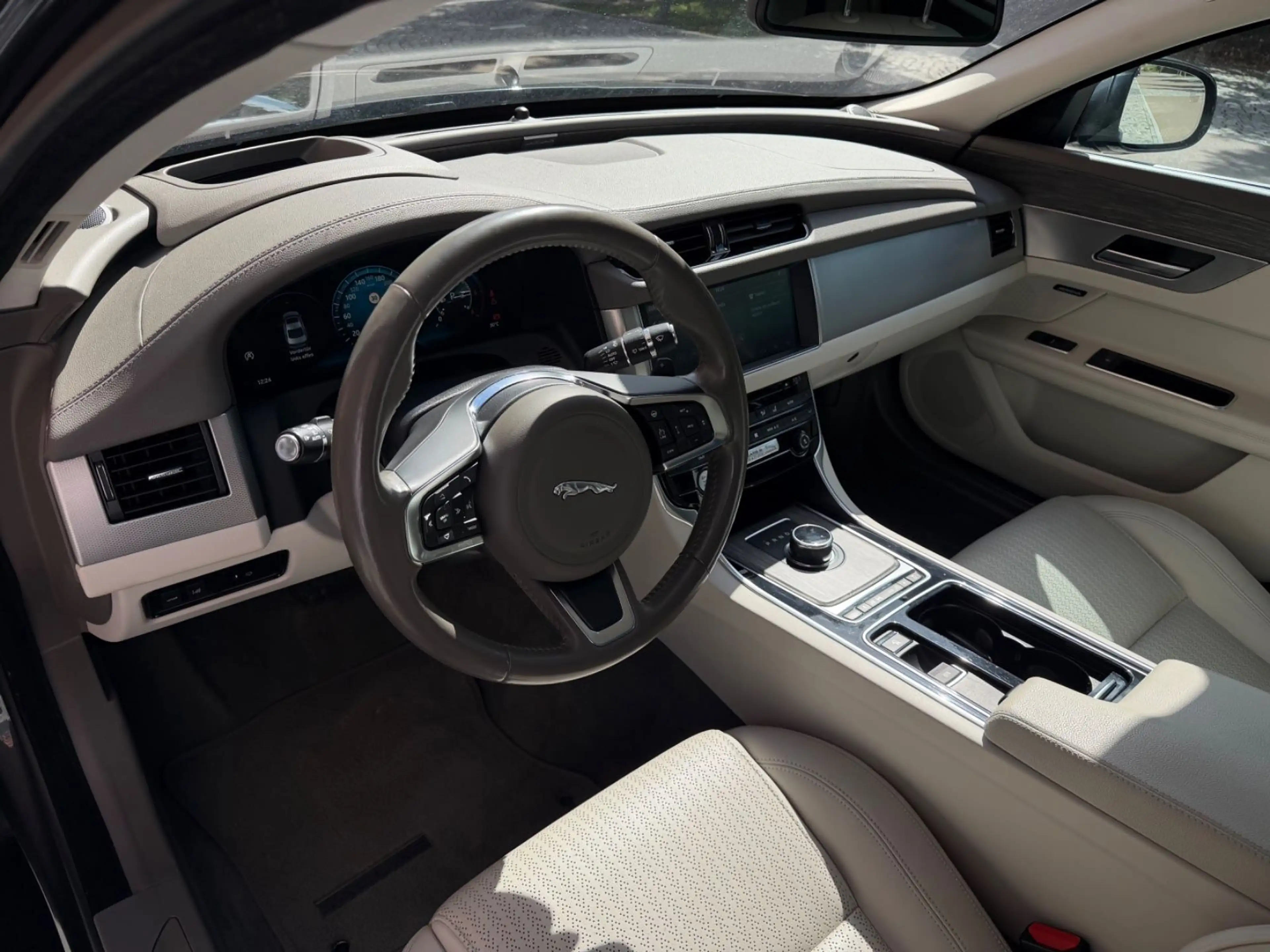 Jaguar XE Prestige AWD *Voll*Leder*Pano*HUD*360°*1.Hand — photo 11