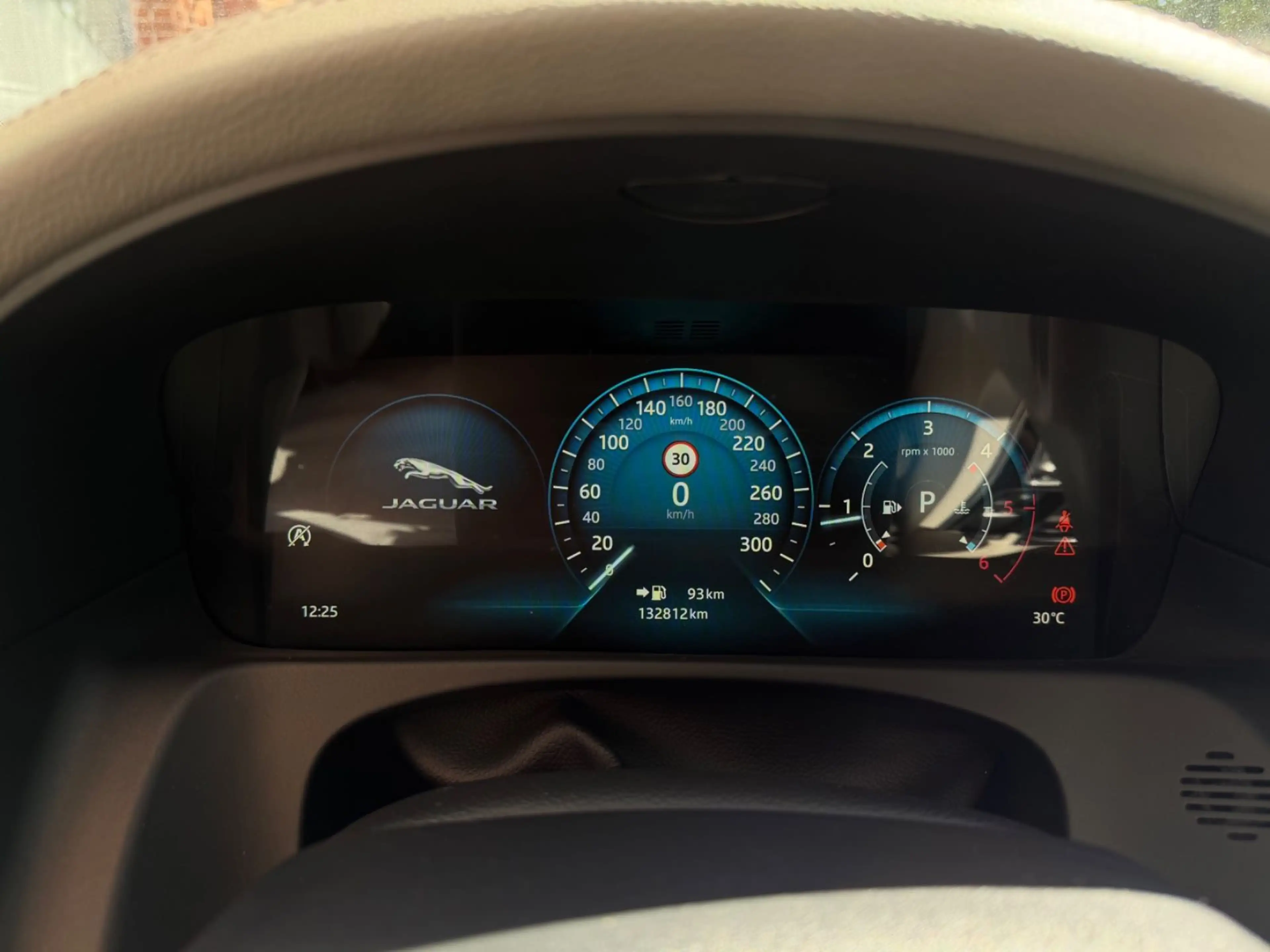 Jaguar XE Prestige AWD *Voll*Leder*Pano*HUD*360°*1.Hand — photo 13