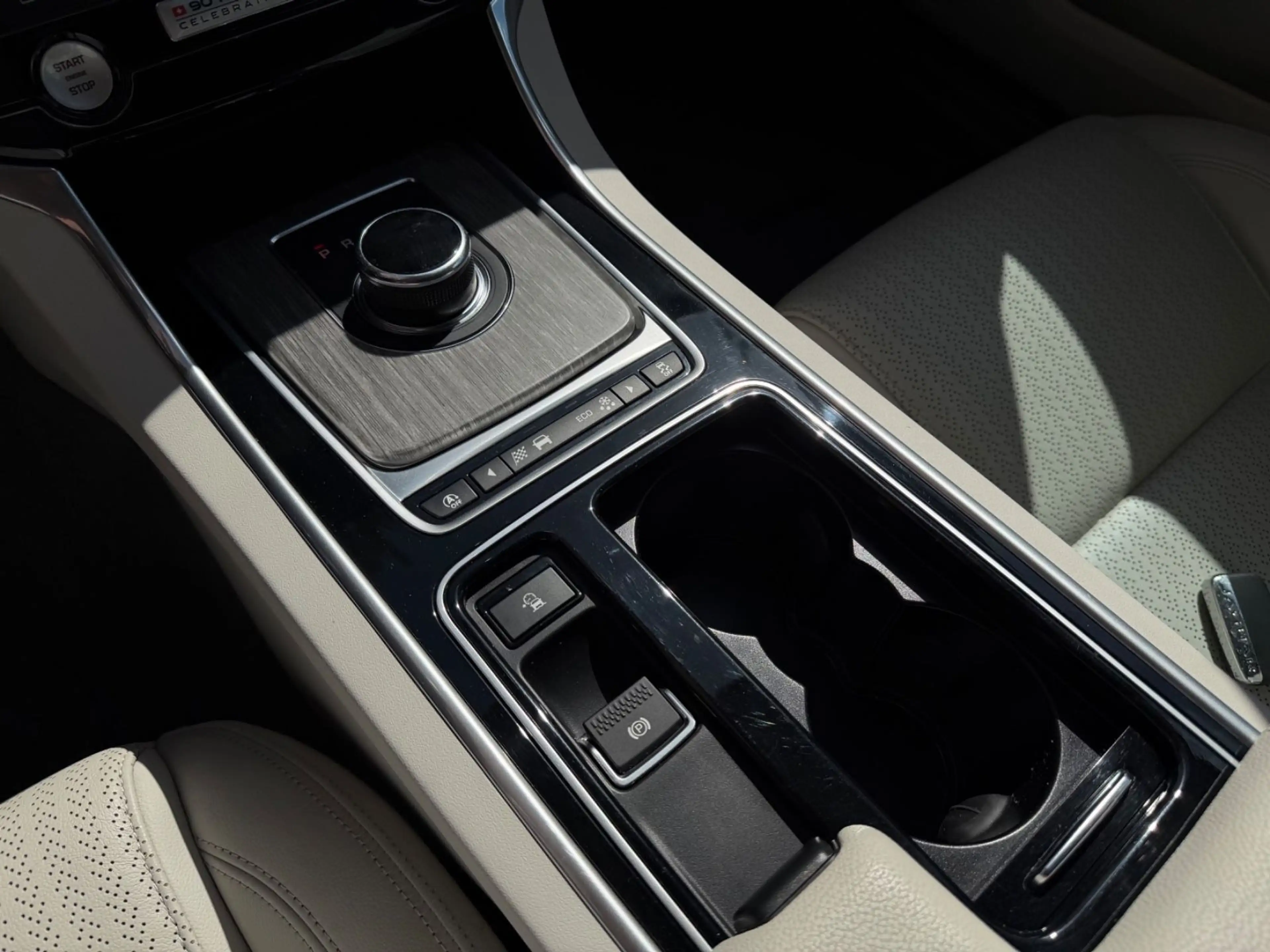 Jaguar XE Prestige AWD *Voll*Leder*Pano*HUD*360°*1.Hand — photo 15