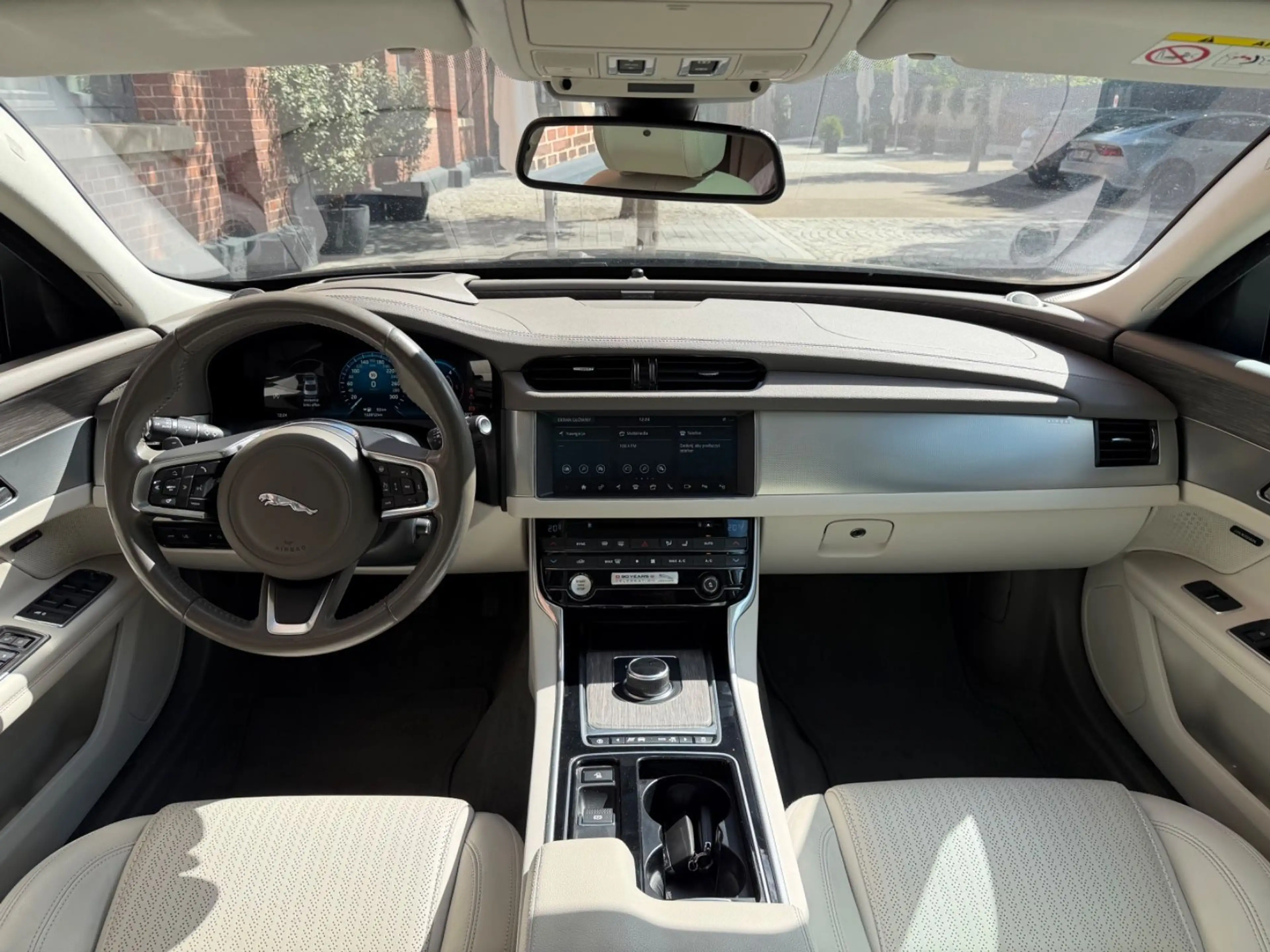 Jaguar XE Prestige AWD *Voll*Leder*Pano*HUD*360°*1.Hand — photo 9