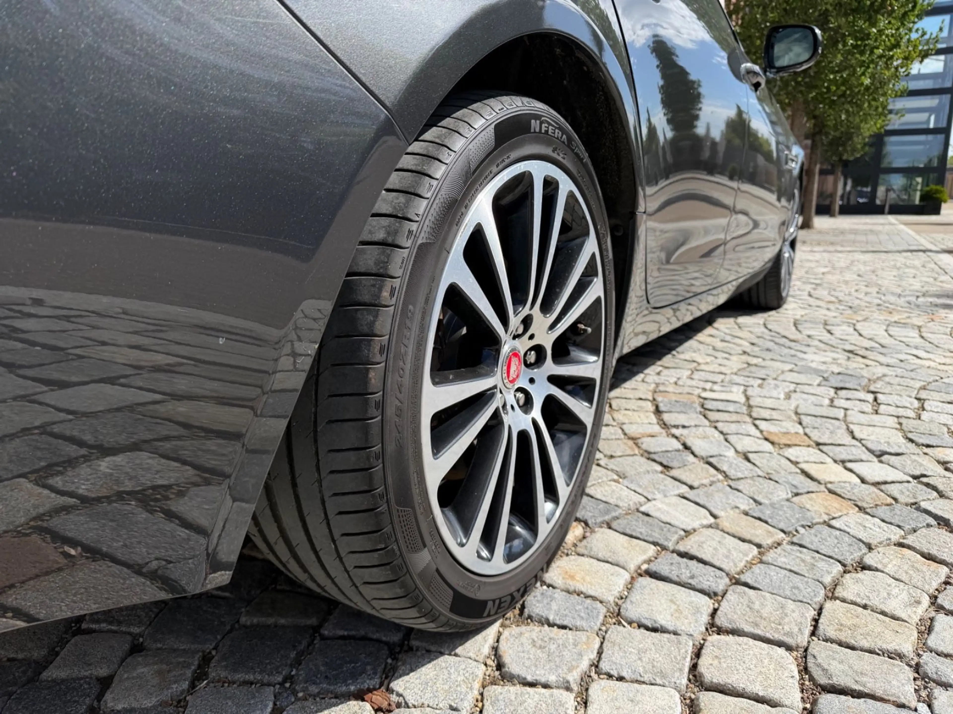Jaguar XE Prestige AWD *Voll*Leder*Pano*HUD*360°*1.Hand — photo 8