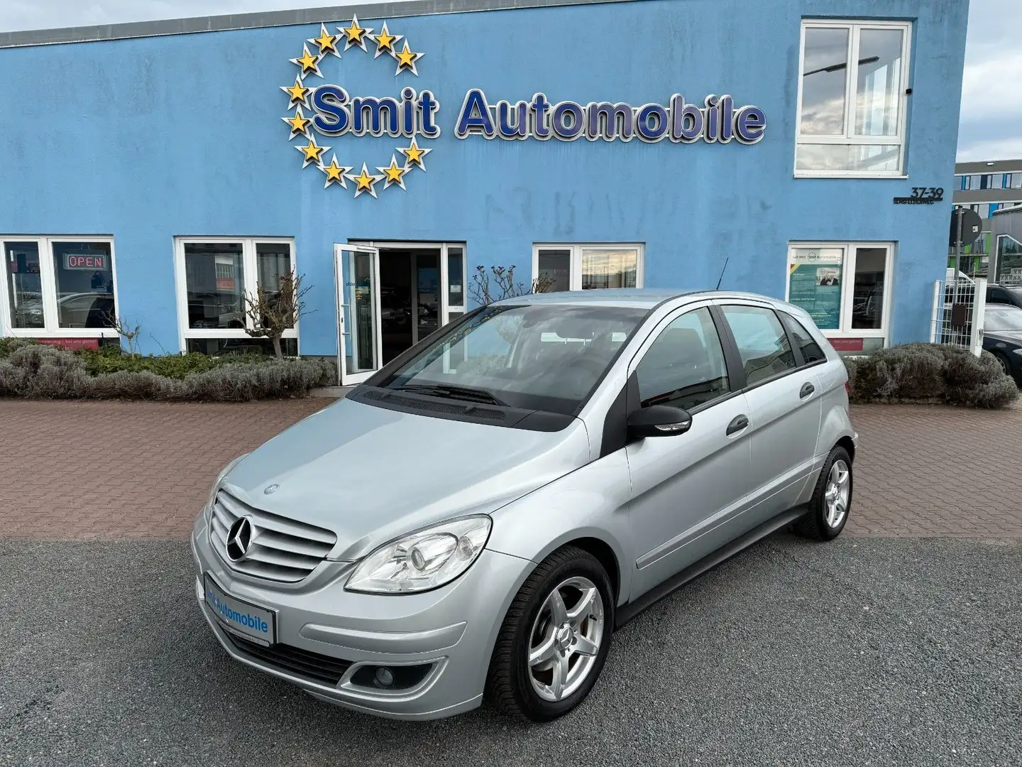 Mercedes-Benz B 200 B -Klasse Automatik Stříbrná - 1