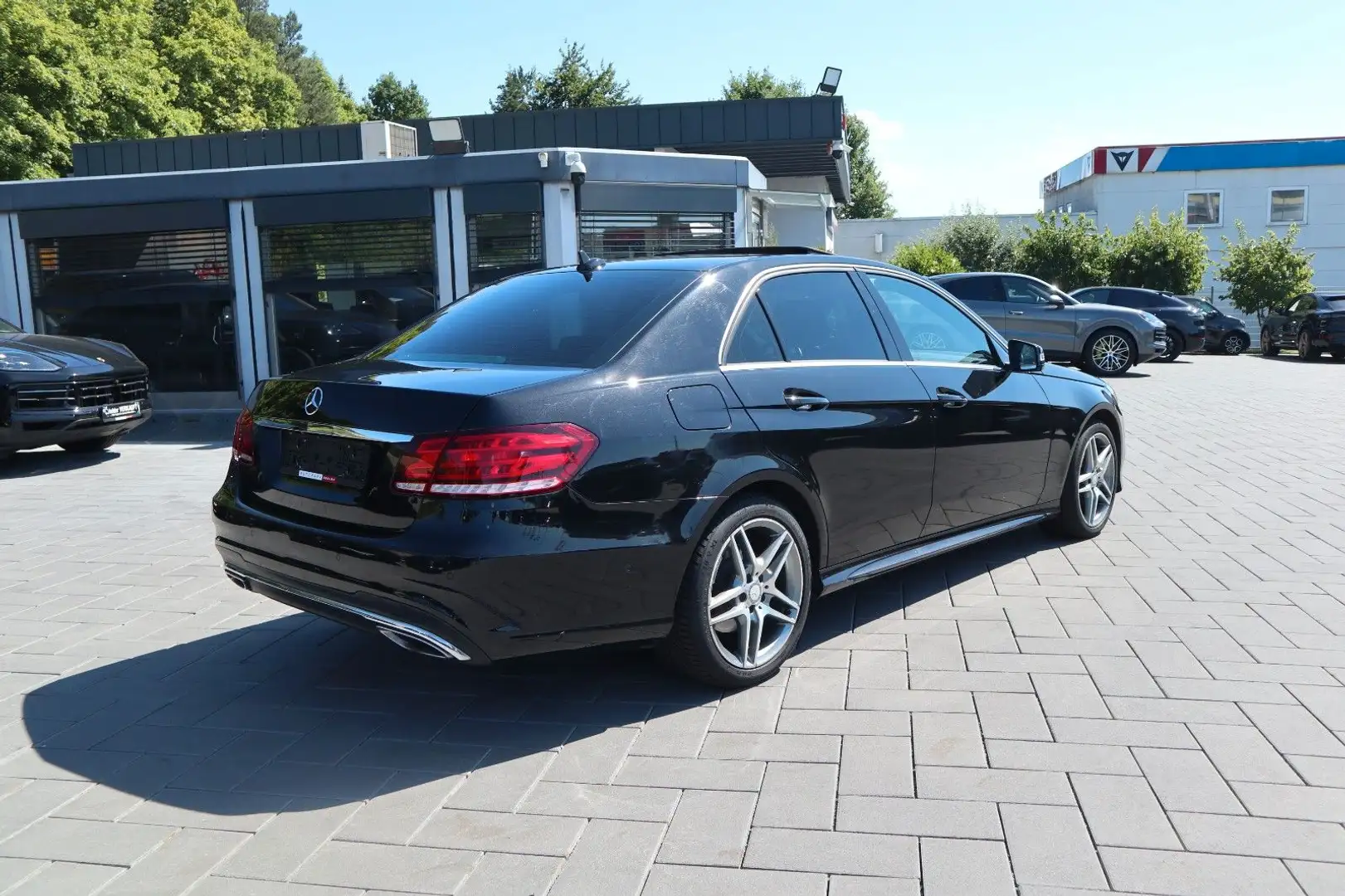 Mercedes-Benz E 350 Lim. 4Matic*AMG*StandHz*H&K*360°*AIR*SitzK Schwarz - 2