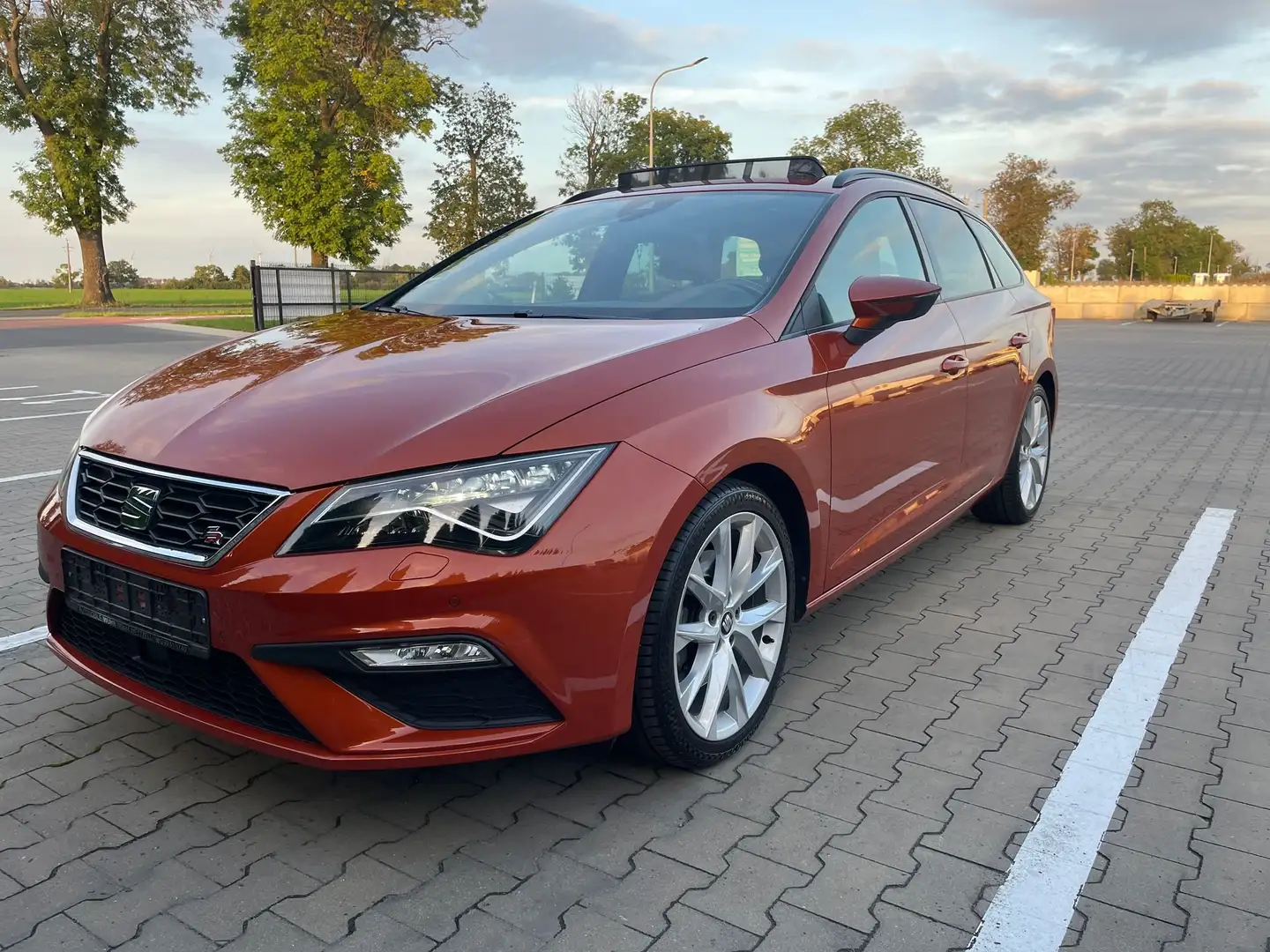 SEAT Leon Leon FR ST 2.0 TSI DSG OPF Xcellence Rot - 1
