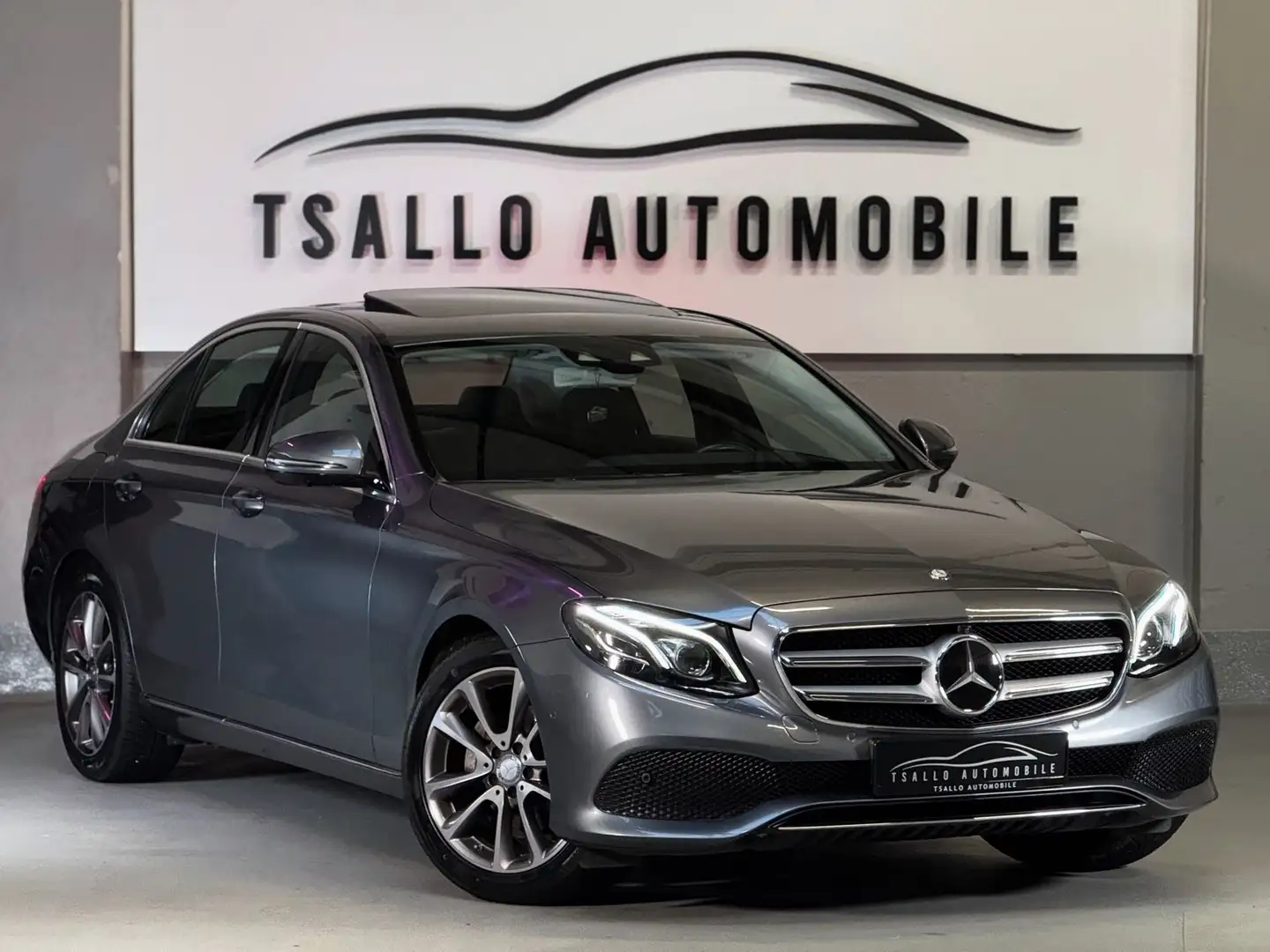 Mercedes-Benz E 200 *MultiBeam*360°*HeadUp*Schiebedach* Grau - 1