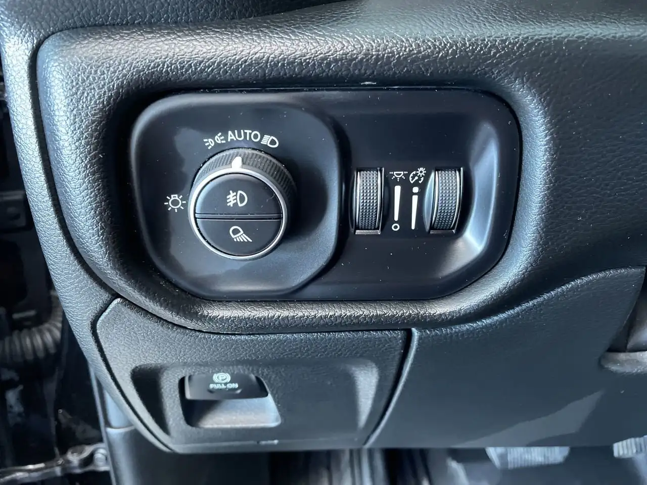 RAM 1500 снимка RAM 1500