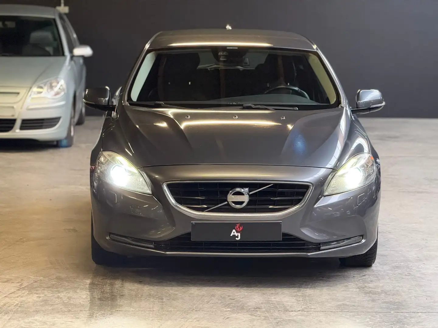 Volvo V40 D2 Kinetic // Xénon // Export Grau - 2