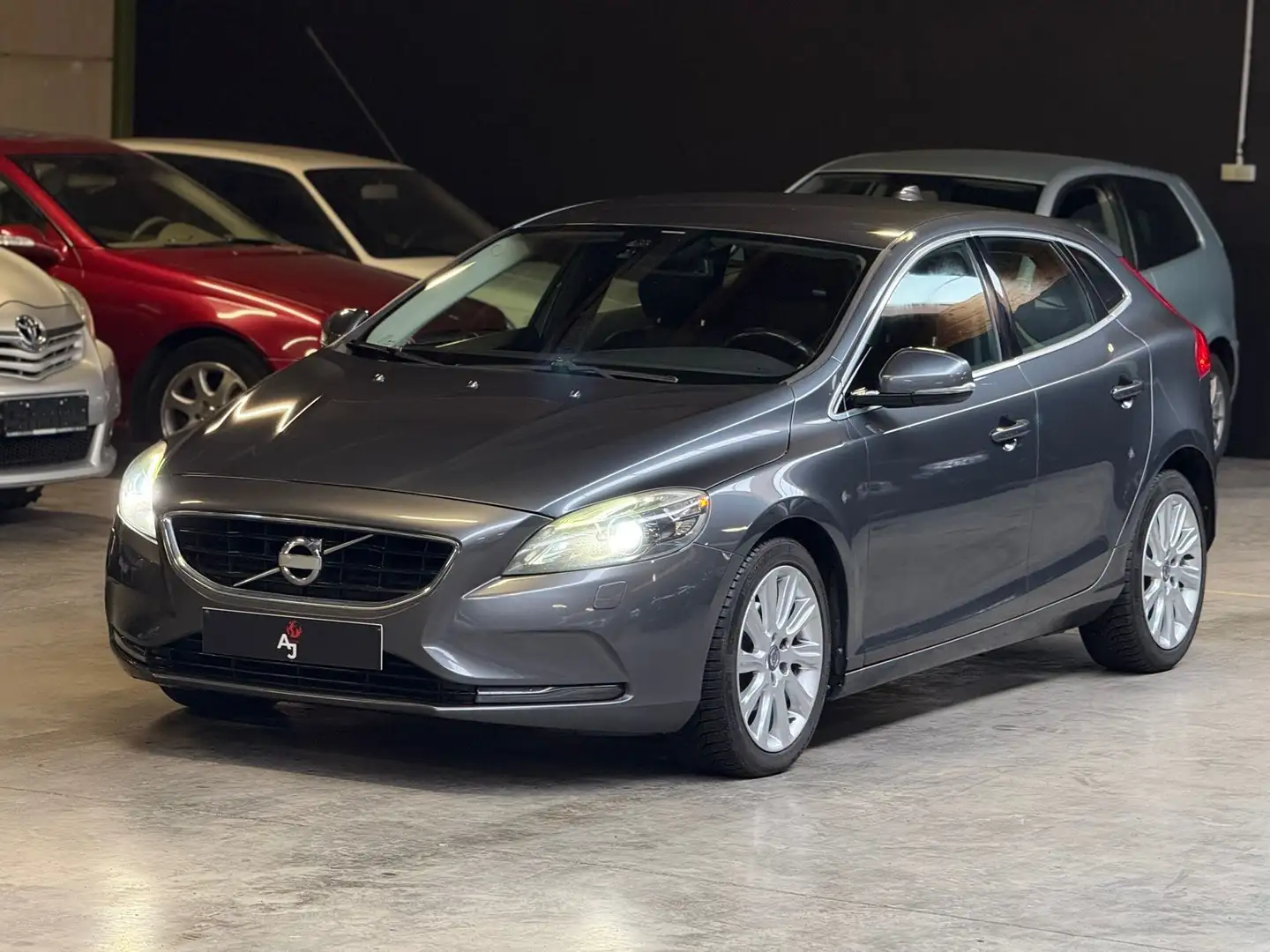 Volvo V40 D2 Kinetic // Xénon // Export Grau - 1