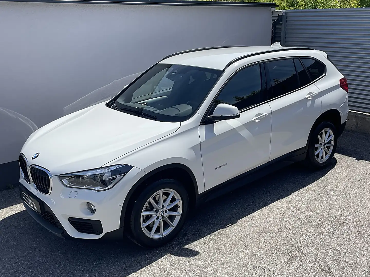 BMW X1 sDrive18i SPORTSITZE/LED/NAVI/PARKASS/RÜ.KAM/SS... Weiß - 2