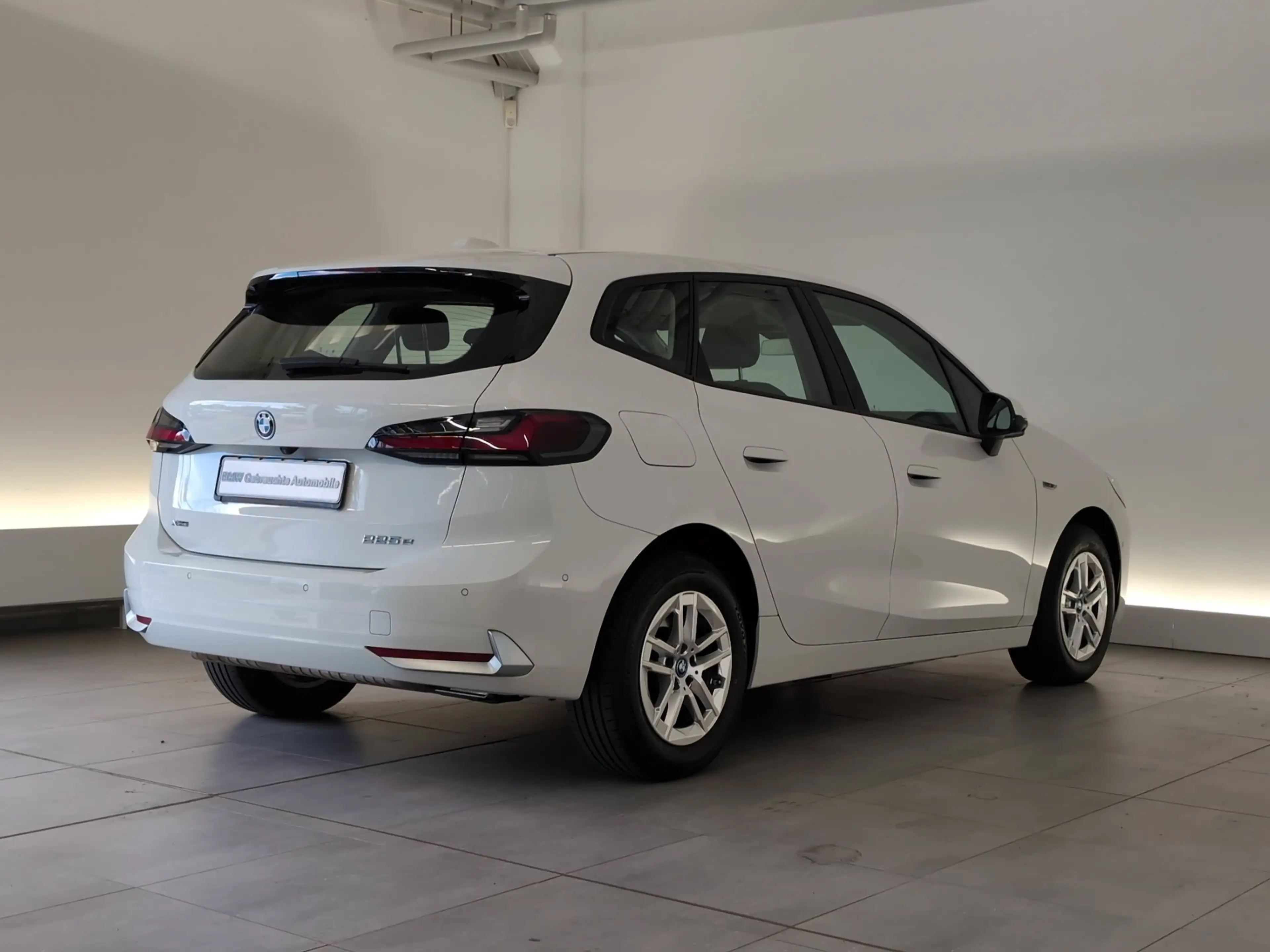 BMW 225 e xDrive Active Tourer — photo 8