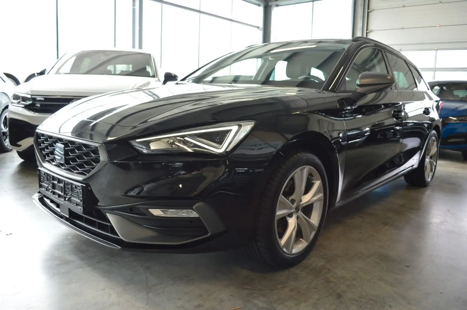 SEAT Leon ST 1.5 eTSI DSG FR LED|AHK|NAVI|RKAMERA|ACC Schwarz - 1