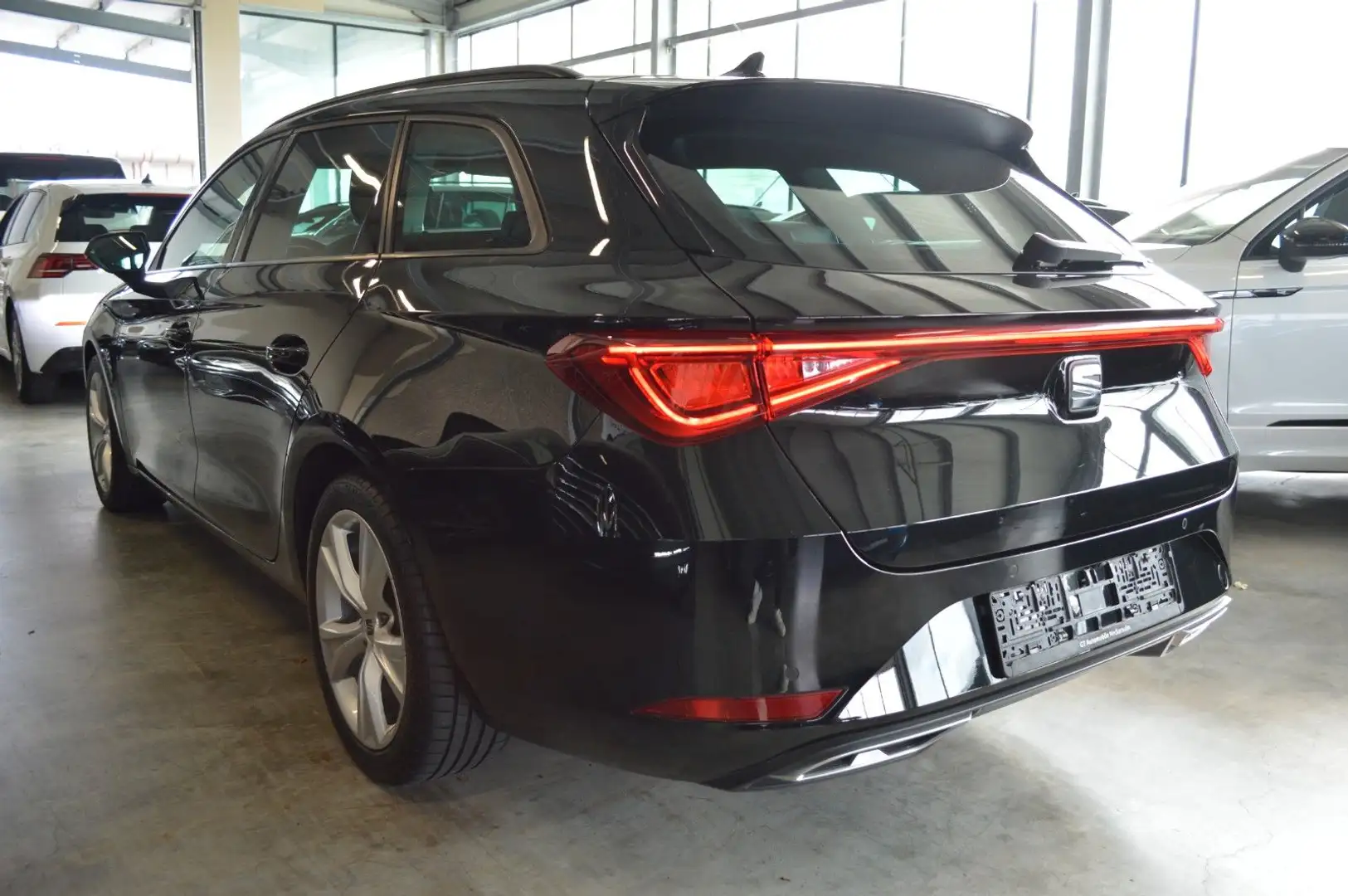 SEAT Leon ST 1.5 eTSI DSG FR LED|AHK|NAVI|RKAMERA|ACC Schwarz - 2