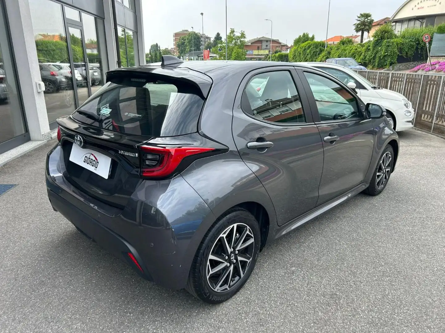Toyota Yaris 1.5 Hybrid 5 porte Trend Grigio - 2