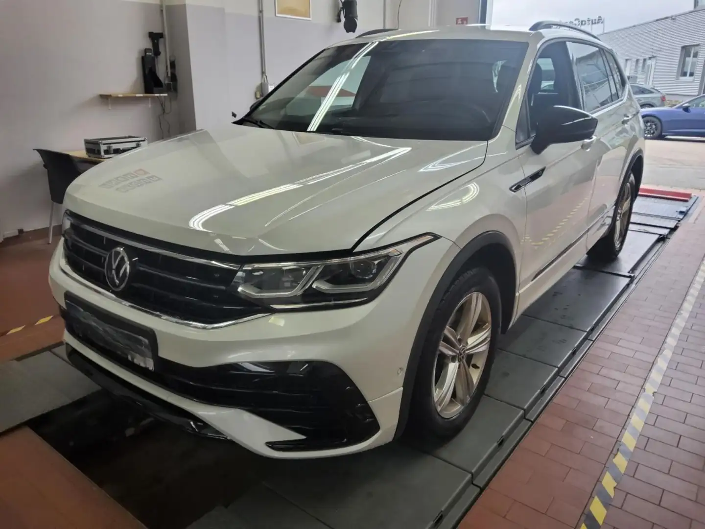 Volkswagen Tiguan Allspace 2.0 TDI R-Line AHK Harman Kardon Weiß - 2