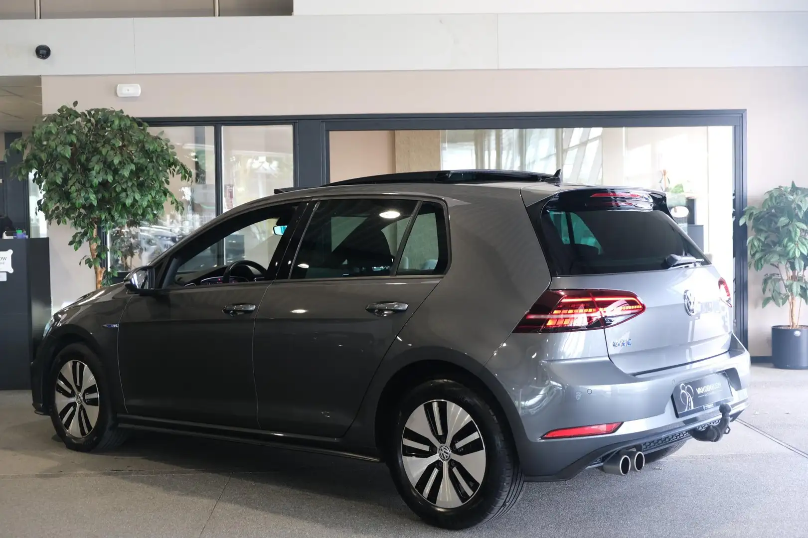 Volkswagen Golf GTE 1.4 TSI PHEV DSG 204pk Navi Pano Virtual Trekhaak Zwart - 2