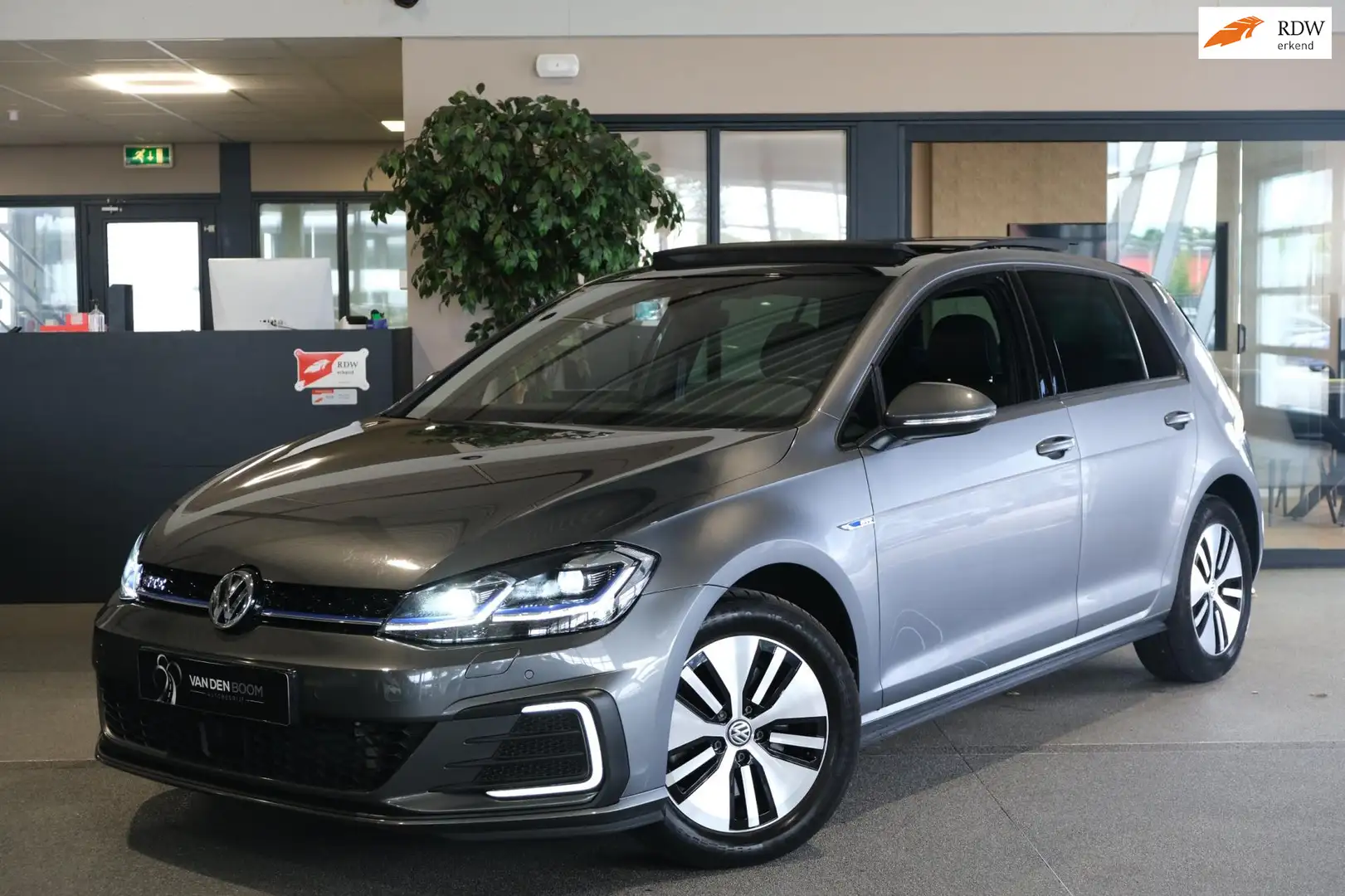 Volkswagen Golf GTE 1.4 TSI PHEV DSG 204pk Navi Pano Virtual Trekhaak Zwart - 1
