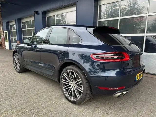 Porsche Macan view 5