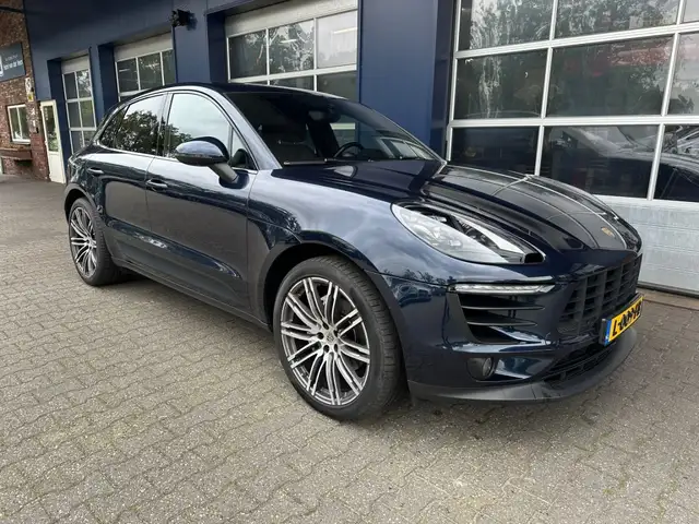 Porsche Macan view 4