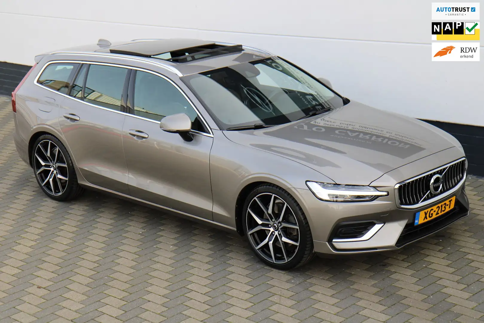 Volvo V60 2.0 T5 Inscription Pano Trekhaak Carplay HUD NAP!! Grau - 1