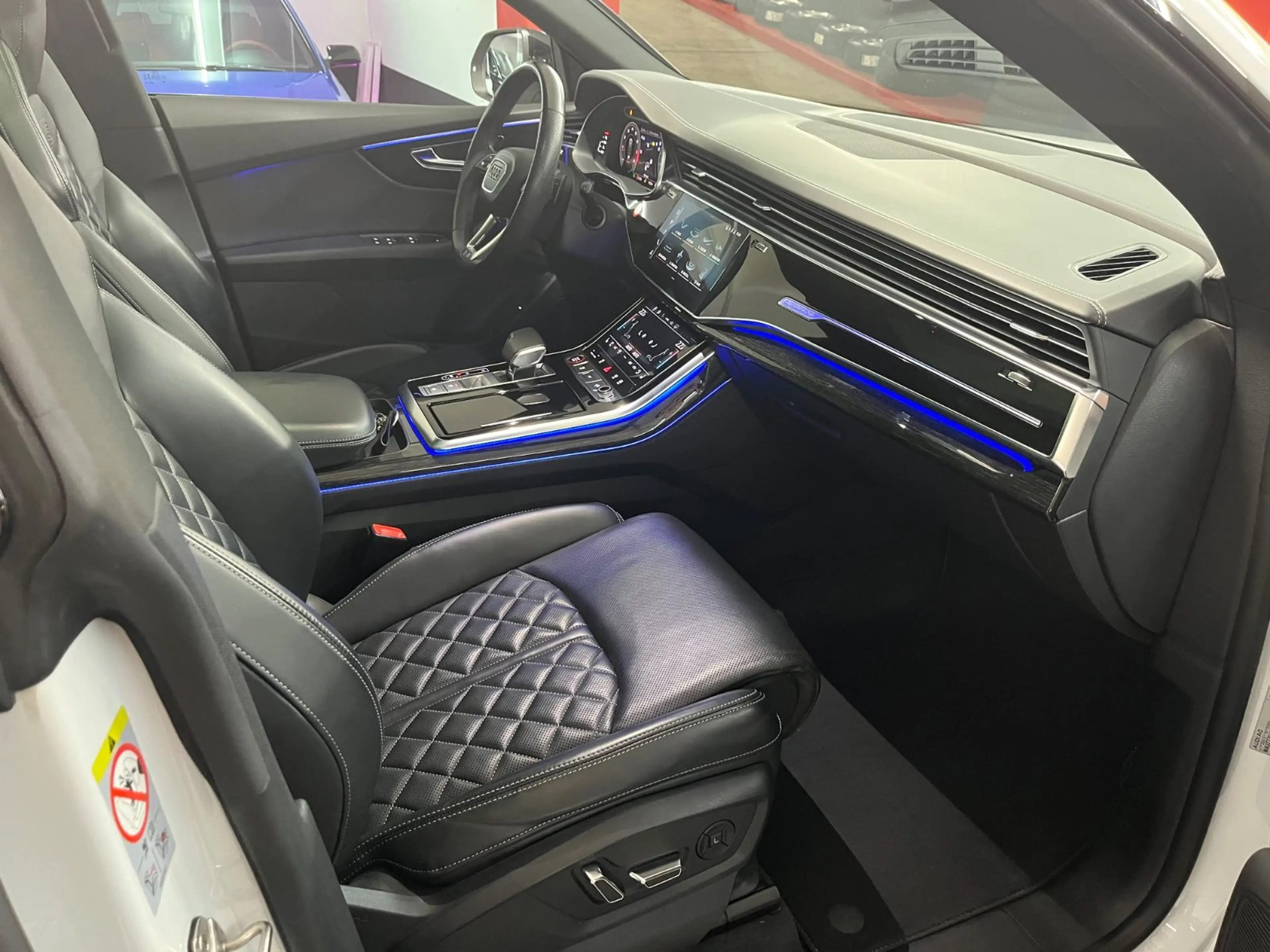 Audi SQ8 4.0 TFSI quattro — photo 12