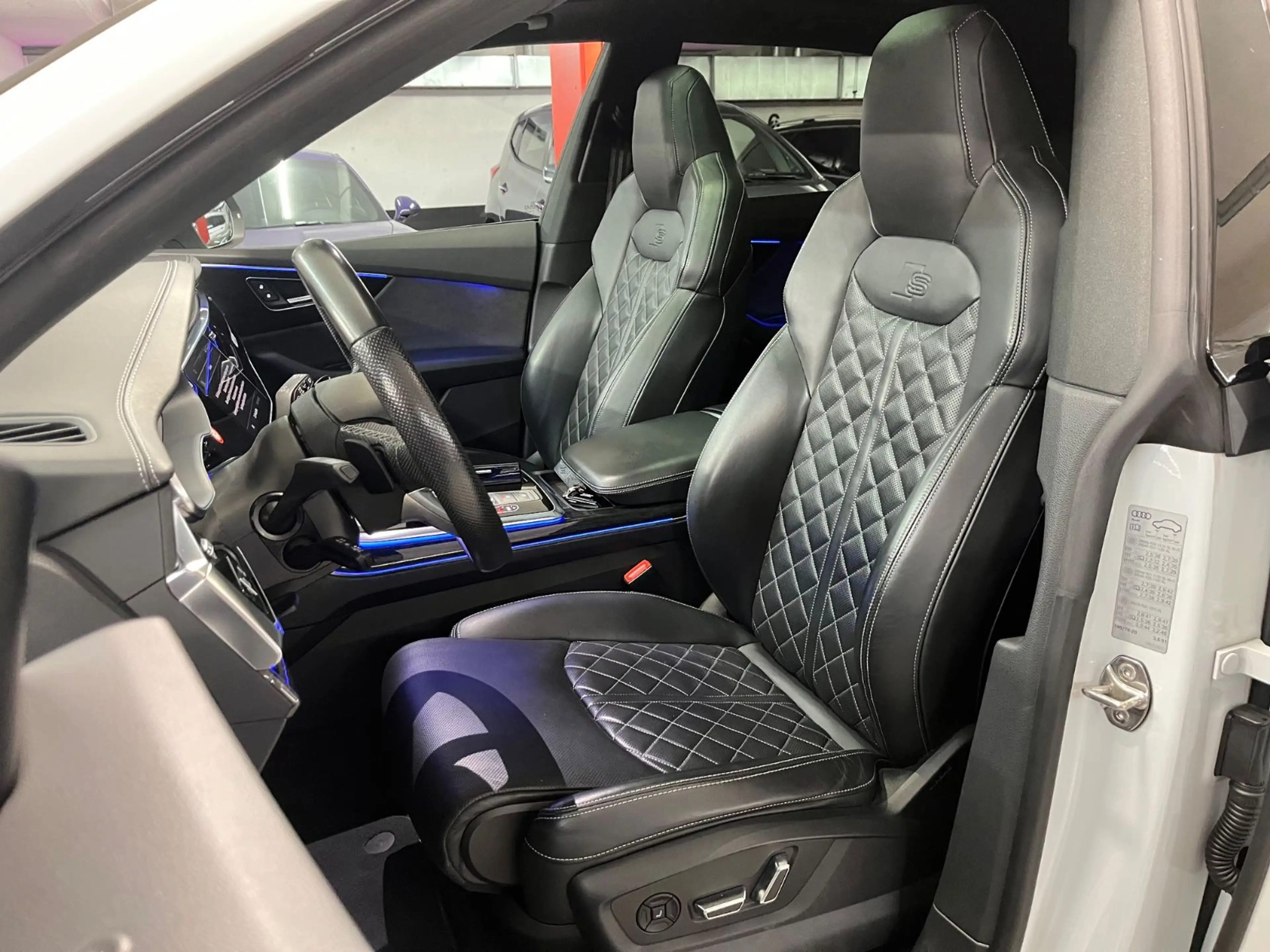 Audi SQ8 4.0 TFSI quattro — photo 10