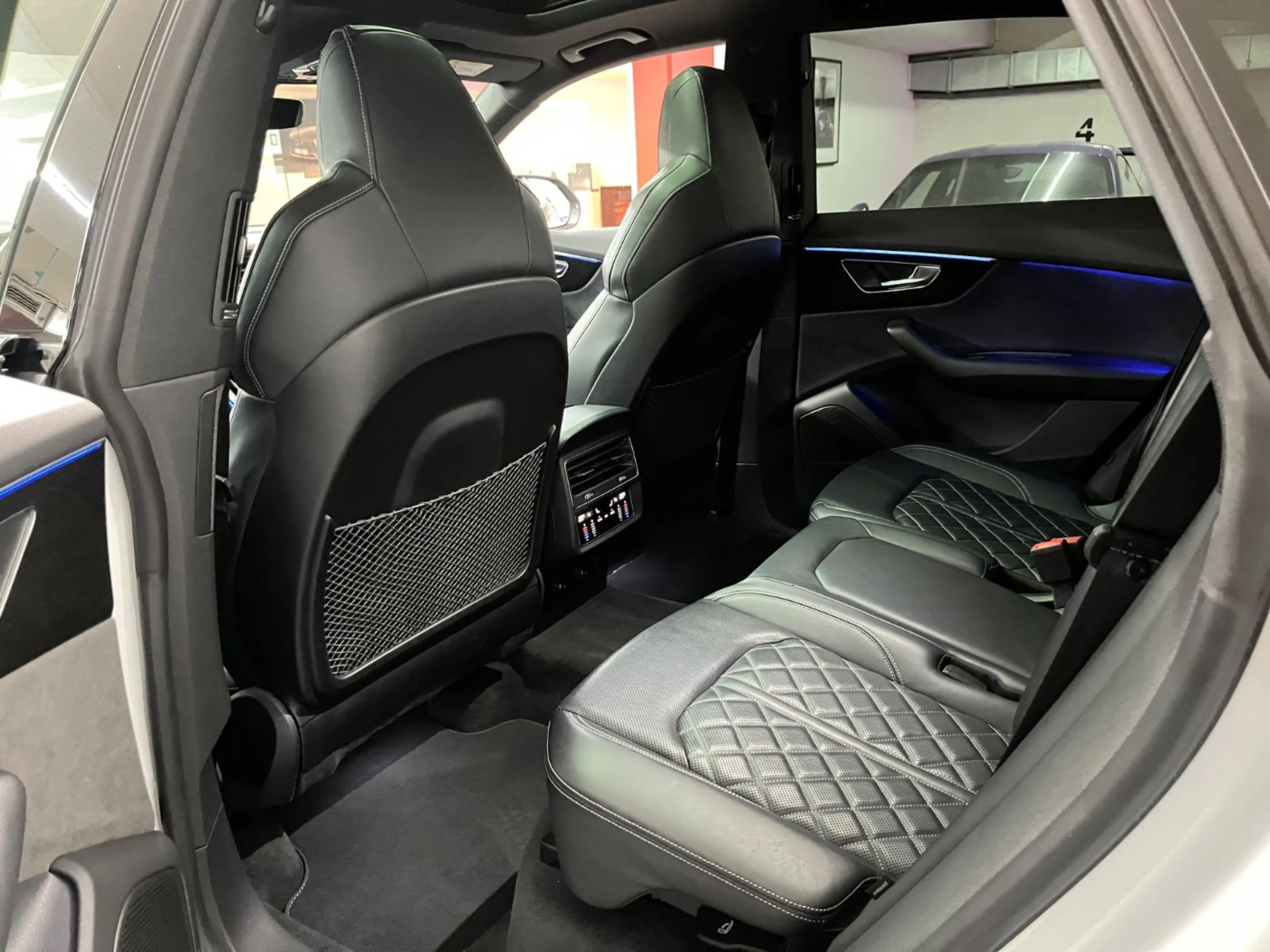 Audi SQ8 4.0 TFSI quattro — photo 14