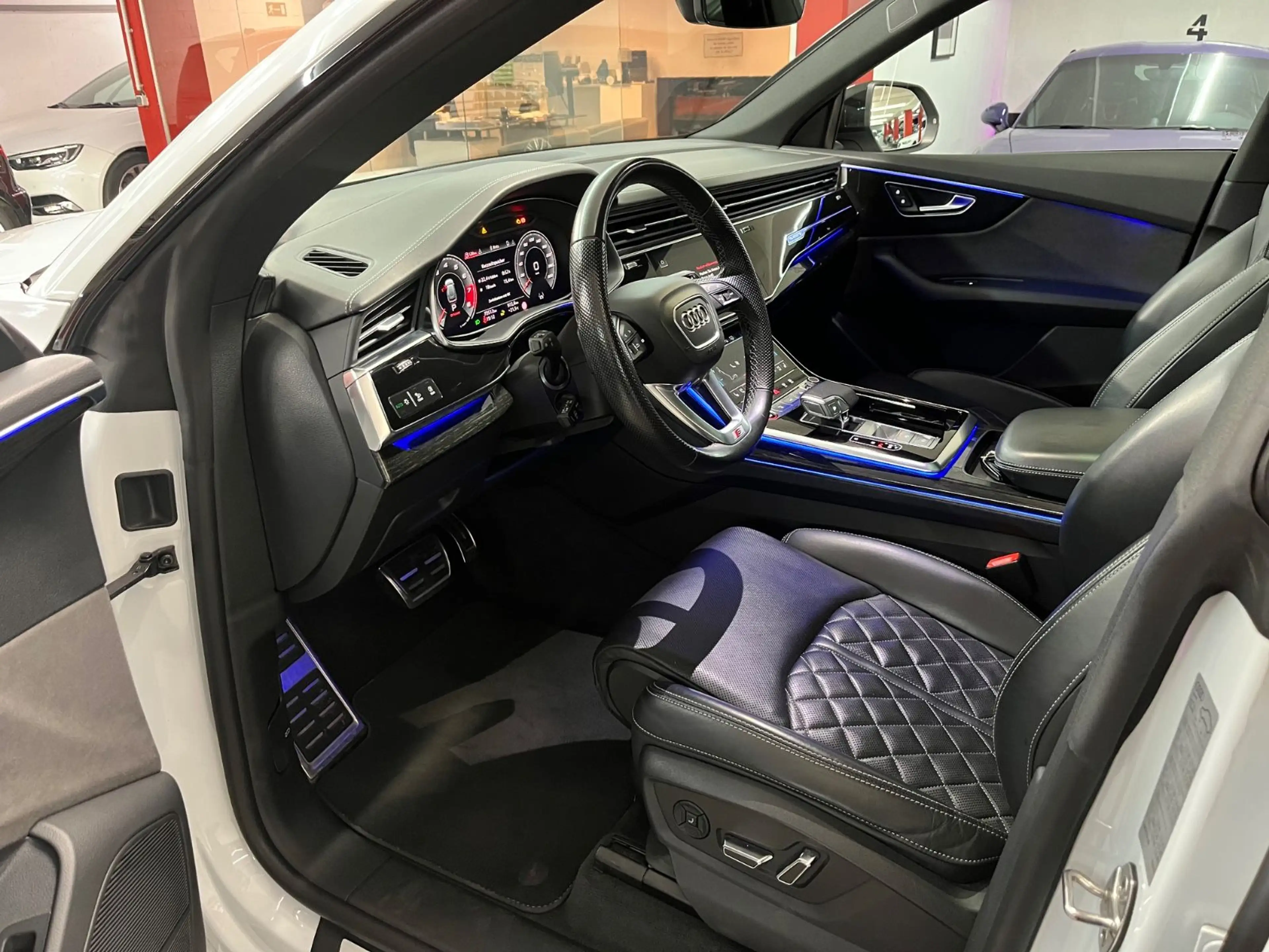 Audi SQ8 4.0 TFSI quattro — photo 11