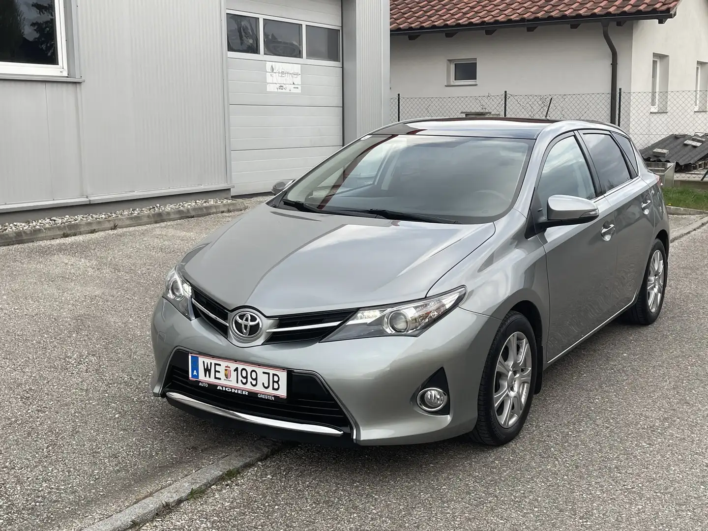 Toyota Auris 1,4 D-4D Lounge Grau - 1