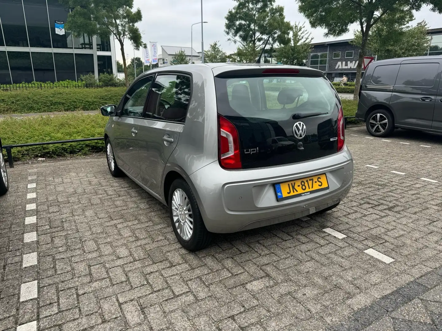 Volkswagen up! 1.0 high up! BlueMotion 75 PK | Automaat | Parkeer Grijs - 2