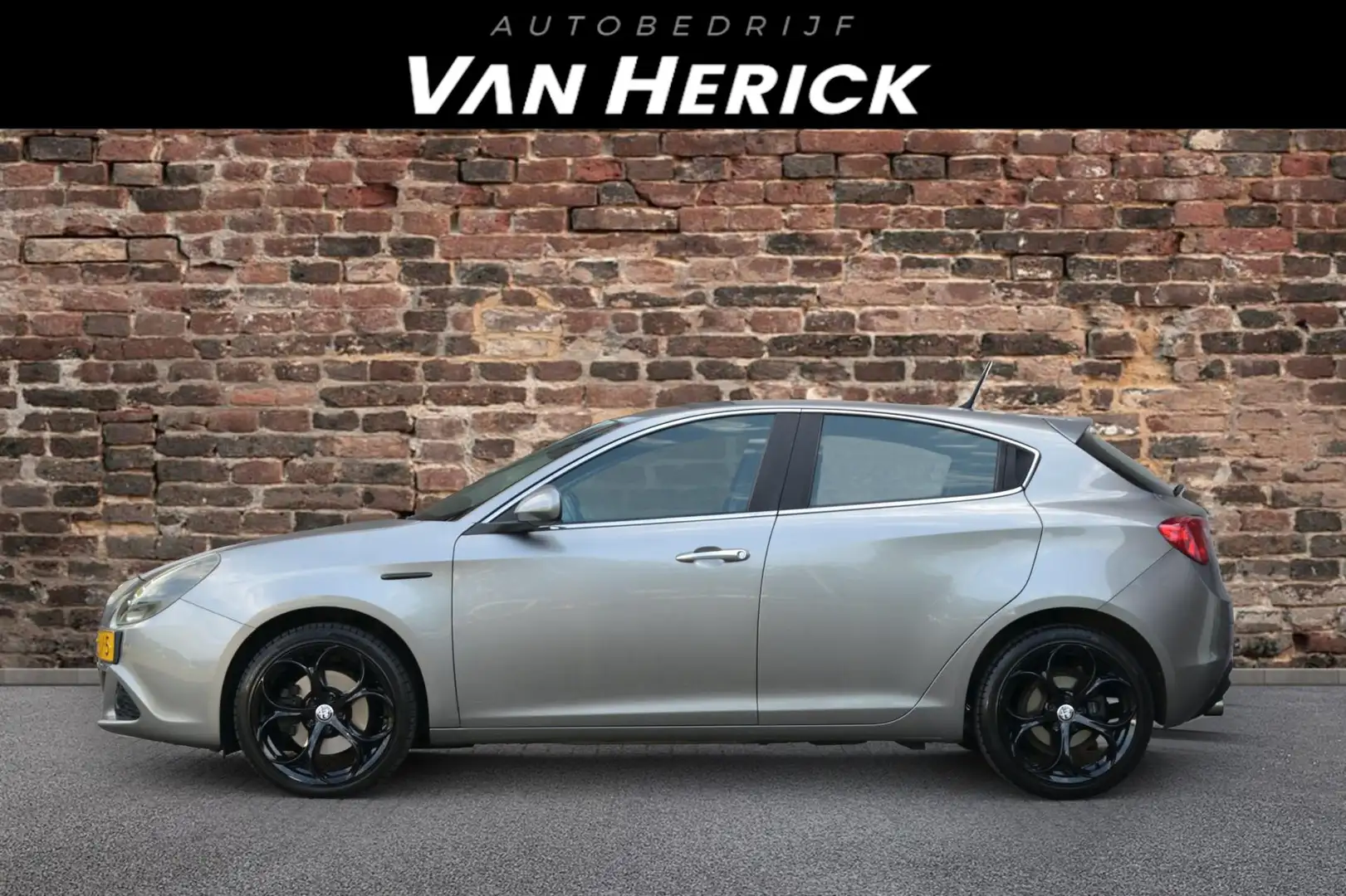 Alfa Romeo Giulietta 1.4 T Distinctive | 5-Deurs | Airco | Cruise Grijs - 2
