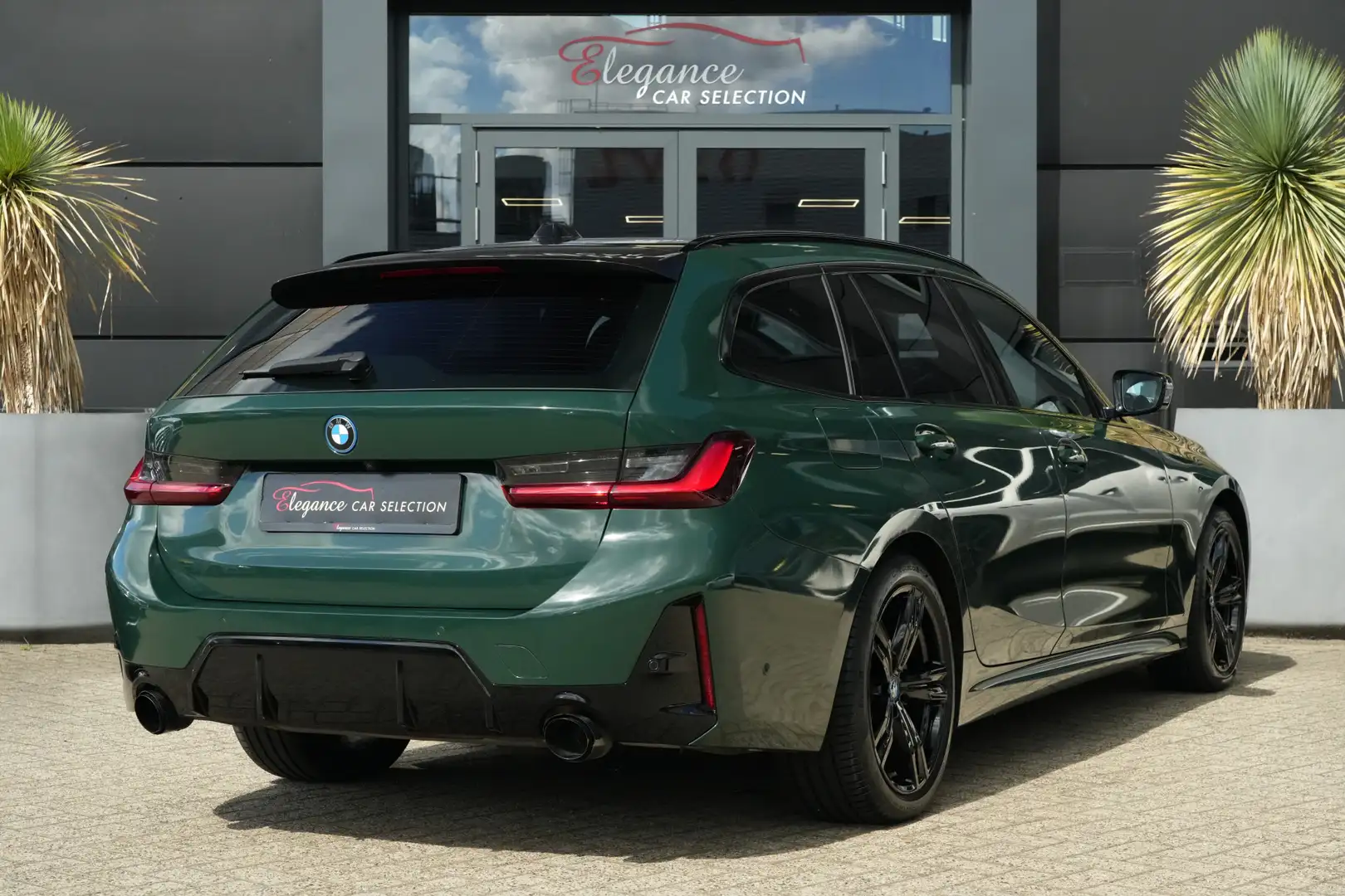 BMW 330 3-serie Touring 330e M Sport High Executive 292pk Groen - 2