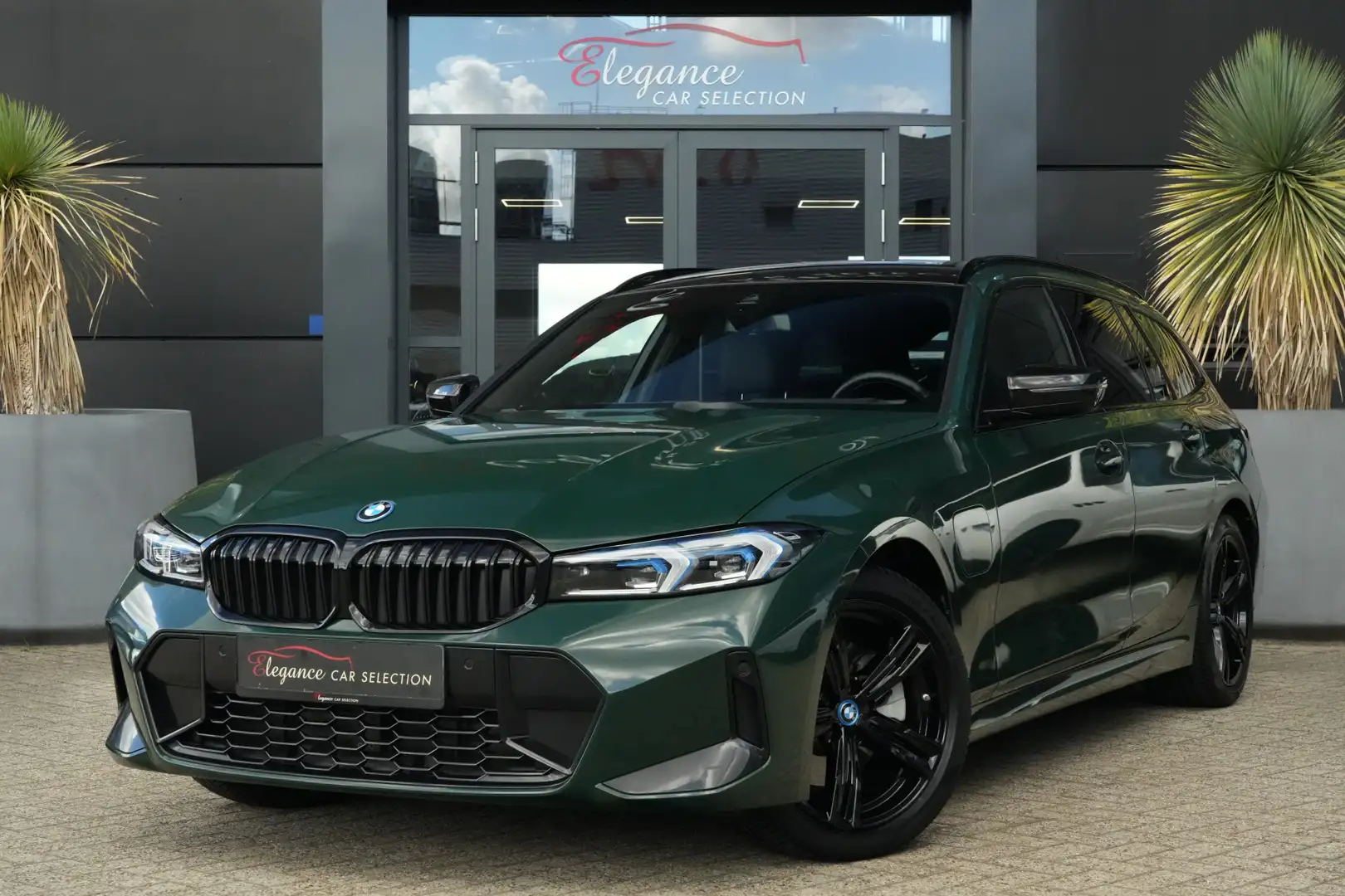 BMW 330 3-serie Touring 330e M Sport High Executive 292pk Groen - 1
