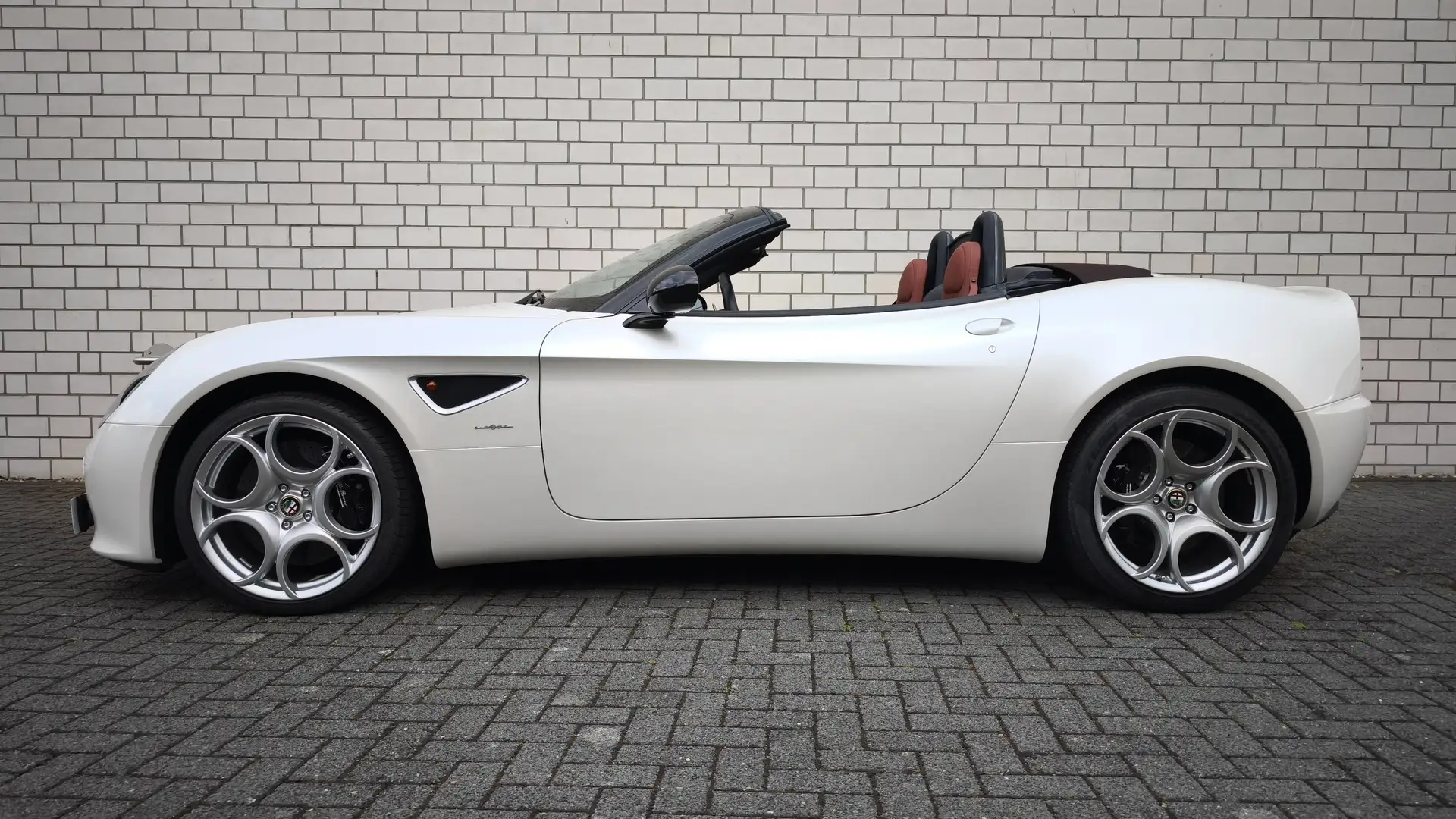 Alfa Romeo 8C Spider 500 Limited Edition 1 of 500 Bianco - 2