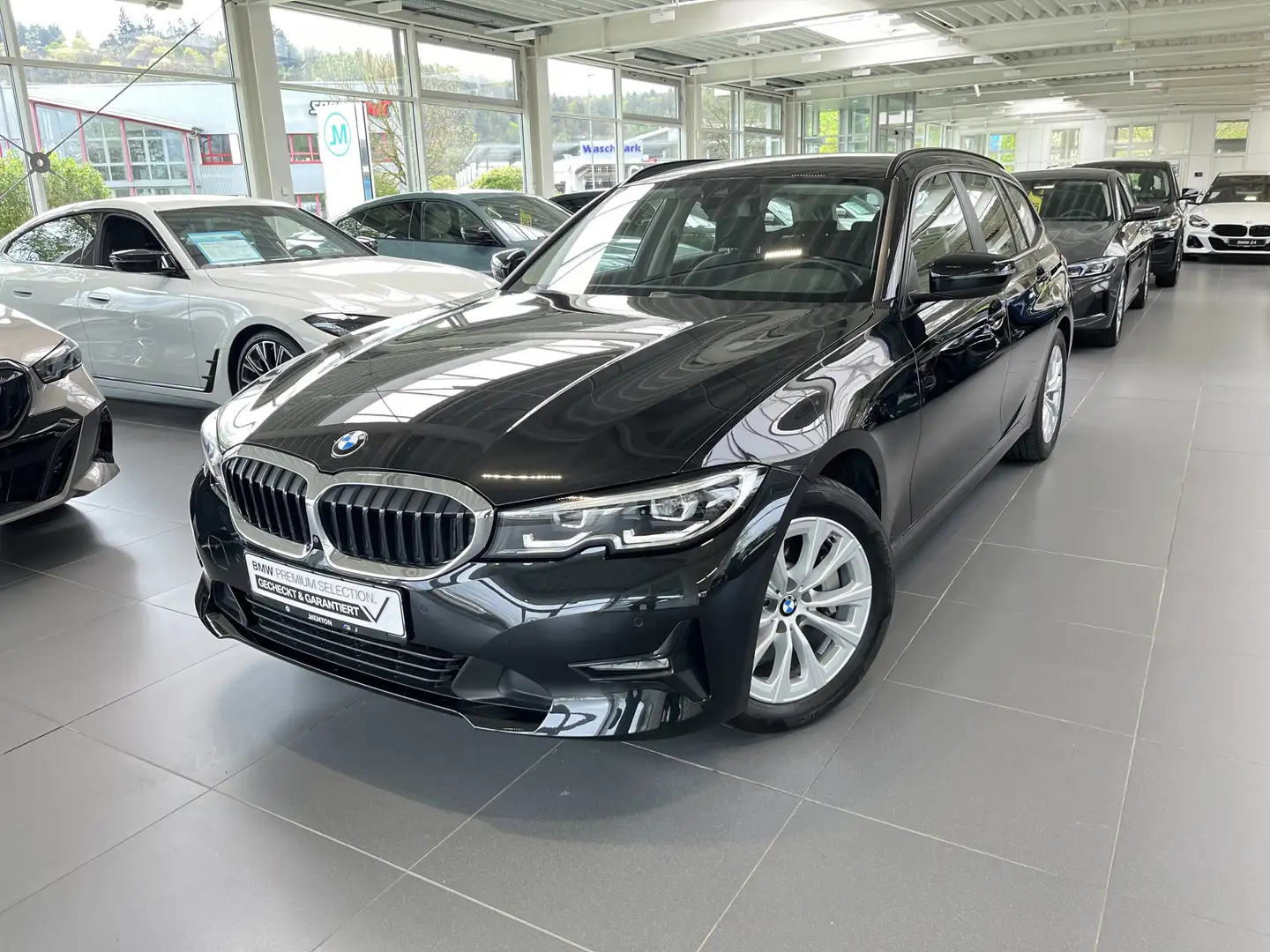 BMW 330 i xDrive Touring AHK/Surround-View/LCPlus/LED/Park Zwart - 2