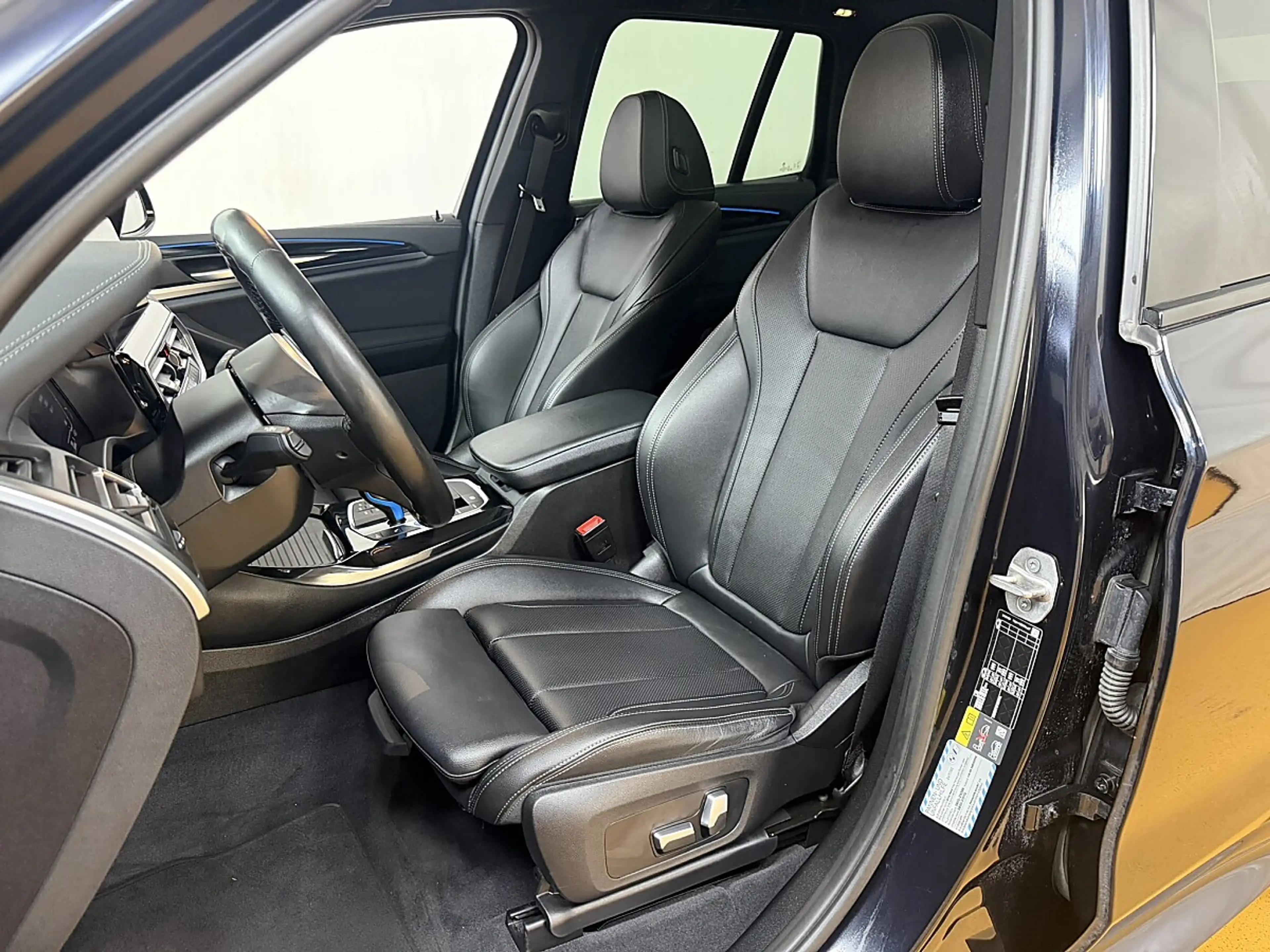 BMW iX3 M 73,8kWh Sport — photo 11