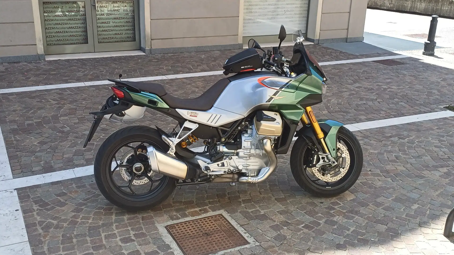 Moto Guzzi V 100 Срібний - 1