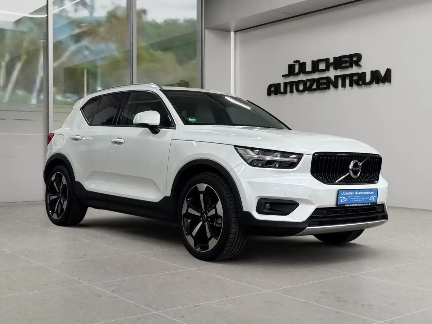 Volvo XC40 Aut., Inspektion Neu , Panoramadach Weiß - 1