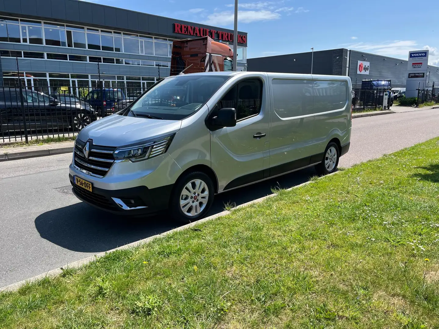 Renault Trafic E-Tech Red L2 H1, Airco, Nav, Camera Grijs - 1
