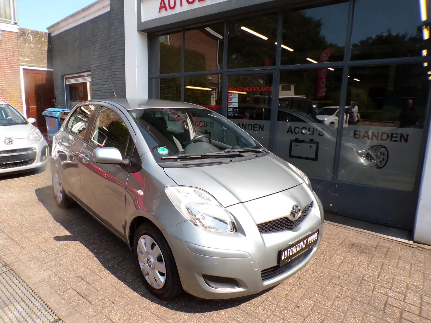 Toyota Yaris 1.3 VVTi Dynamic AIRCO,NIEUWE APK, 6 VERSNELLINGEN Grijs - 2