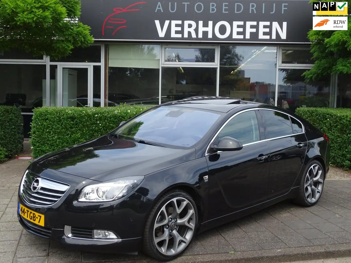 Opel Insignia 2.0 T Cosmo - OPC - PANORAMA - STOEL VERW - PARK S Zwart - 1