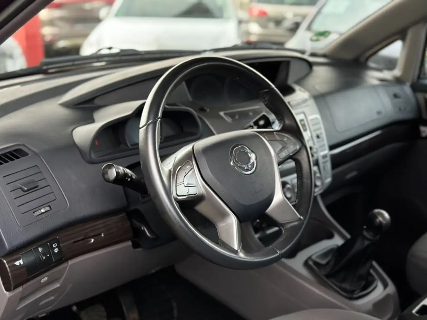 SsangYong Rodius 2.2 Diesel 2WD M/T Roşu - 2