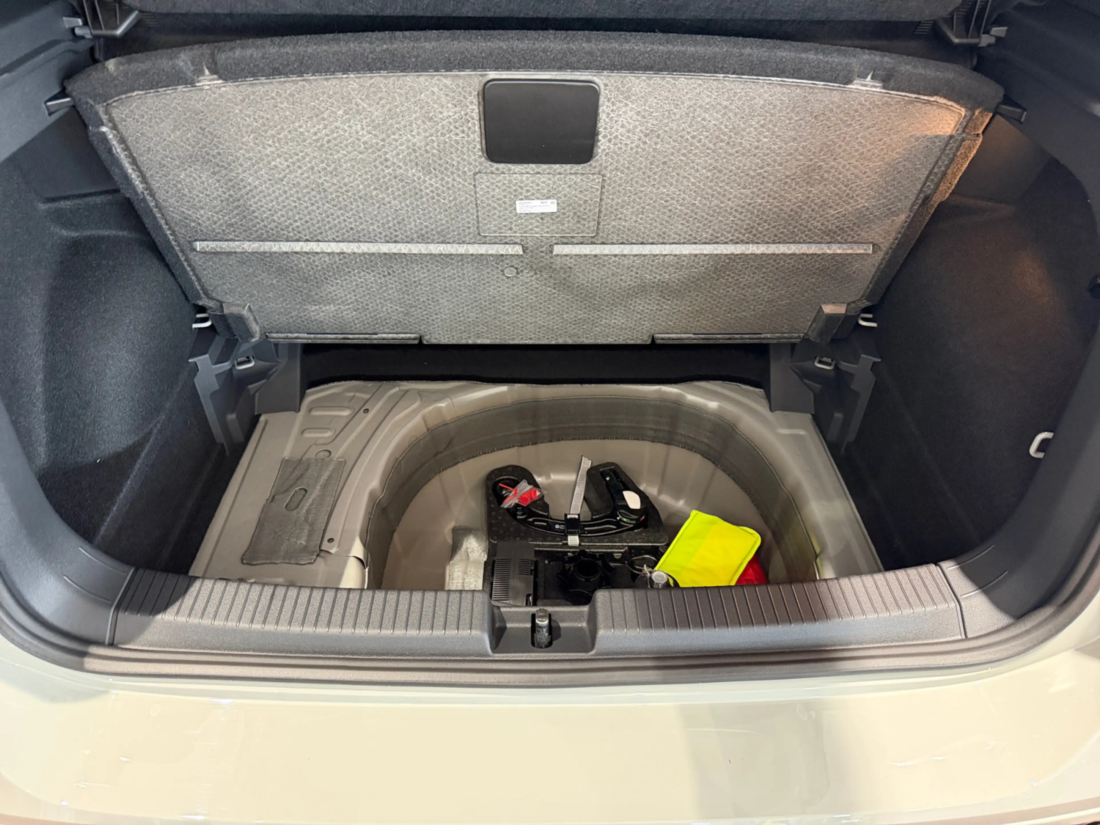Volkswagen T-Cross R-Line DSG 1.0 l TSI 85 kW Travel & Comf — photo 12
